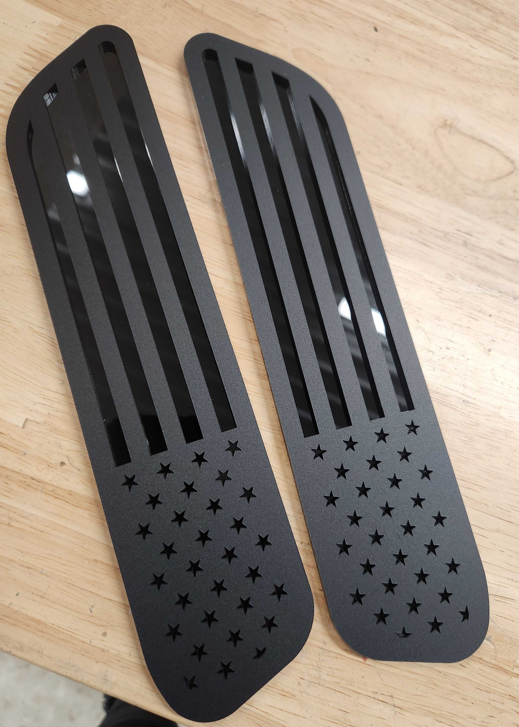 Insignias para capó con la bandera estadounidense: compatibles con Ram 1500® 2019+: negro mate sobre negro brillante