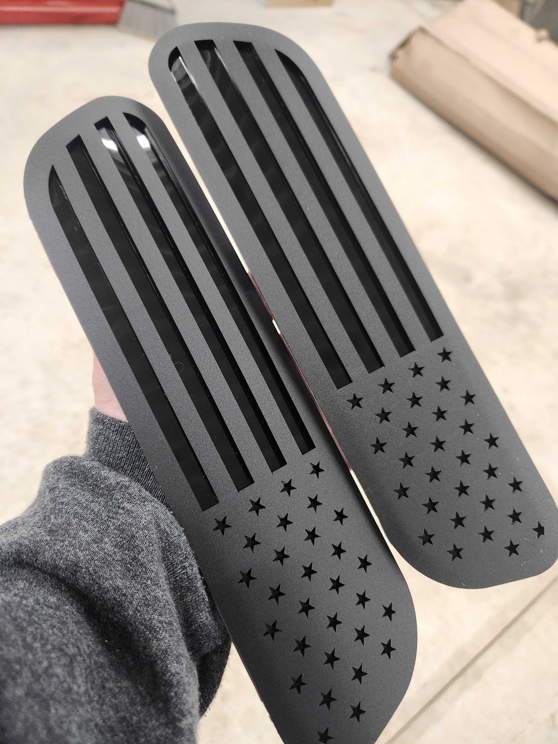 Insignias para capó con la bandera estadounidense: compatibles con Ram 1500® 2019+: negro mate sobre negro brillante