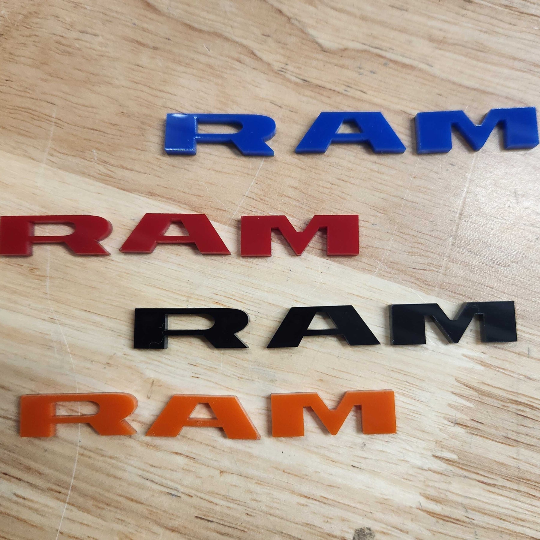 Inserciones con letras decorativas RAM®: compatibles con RAM® 2019+ - 1500, 2500, 3500 (insignia OEM no incluida) - Producto con licencia oficial