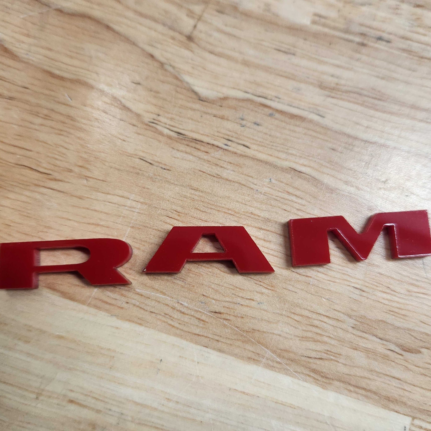 Inserciones con letras decorativas RAM®: compatibles con RAM® 2019+ - 1500, 2500, 3500 (insignia OEM no incluida) - Producto con licencia oficial