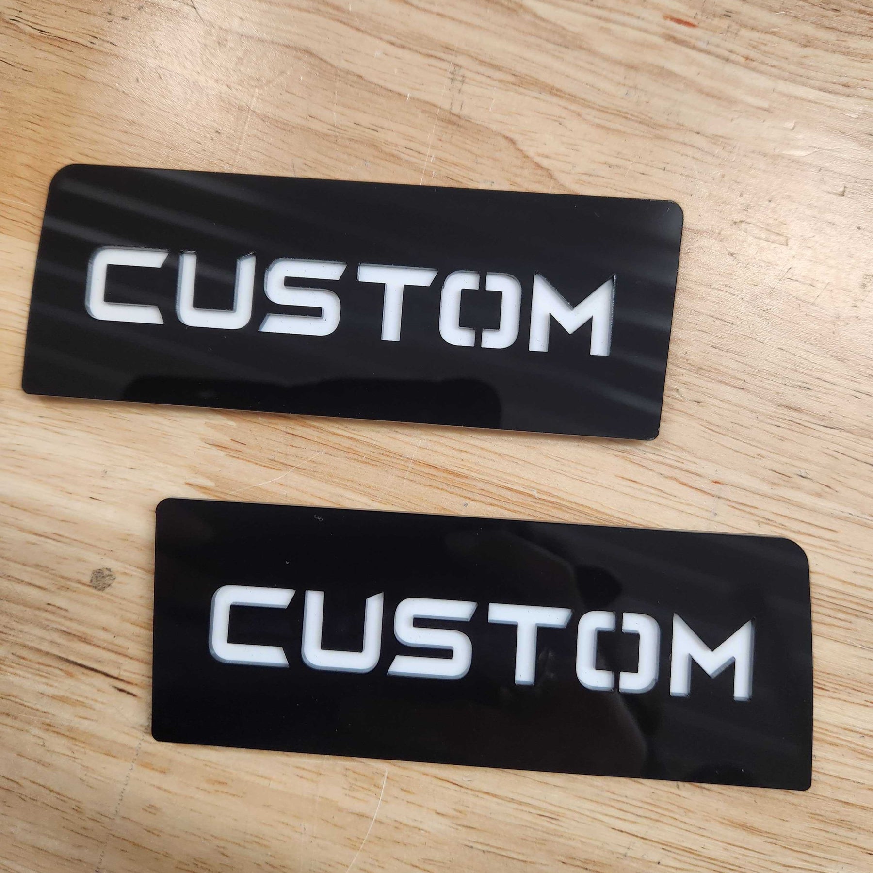 Modificadores de insignias OEM con texto personalizado (insignias OEM NO incluidas): compatibles con modelos Ford® F150® 2021 y posteriores