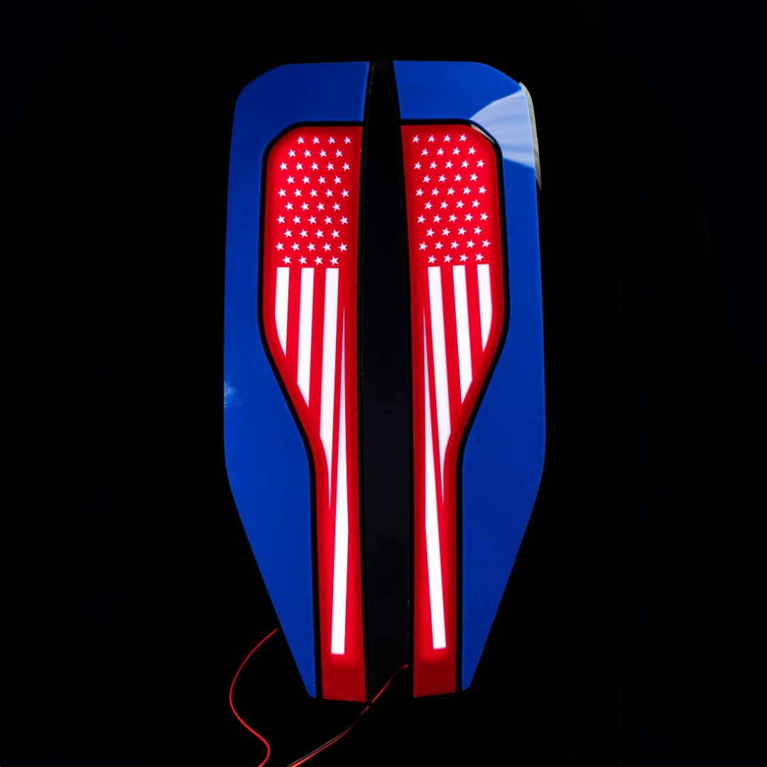 Juego de insignias LED con bandera estadounidense para guardabarros: se adapta a modelos Ford® F250®, F350® y F450® Super Duty 2023+: rojo, blanco y azul