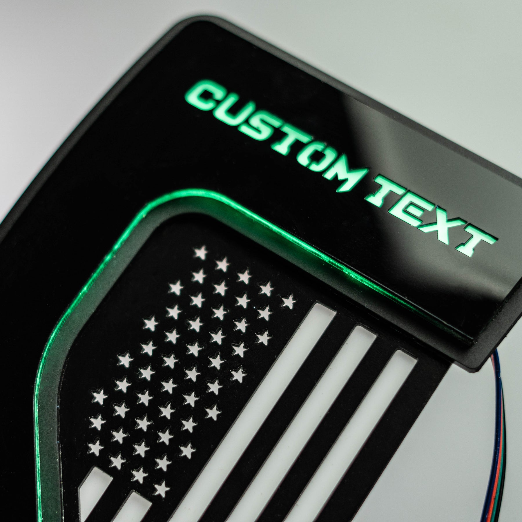 Reemplazo de placa de matrícula LED con bandera estadounidense para guardabarros, compatible con modelos Ford® F150® 2021 y posteriores, color negro (estrellas a la izquierda), RGB
