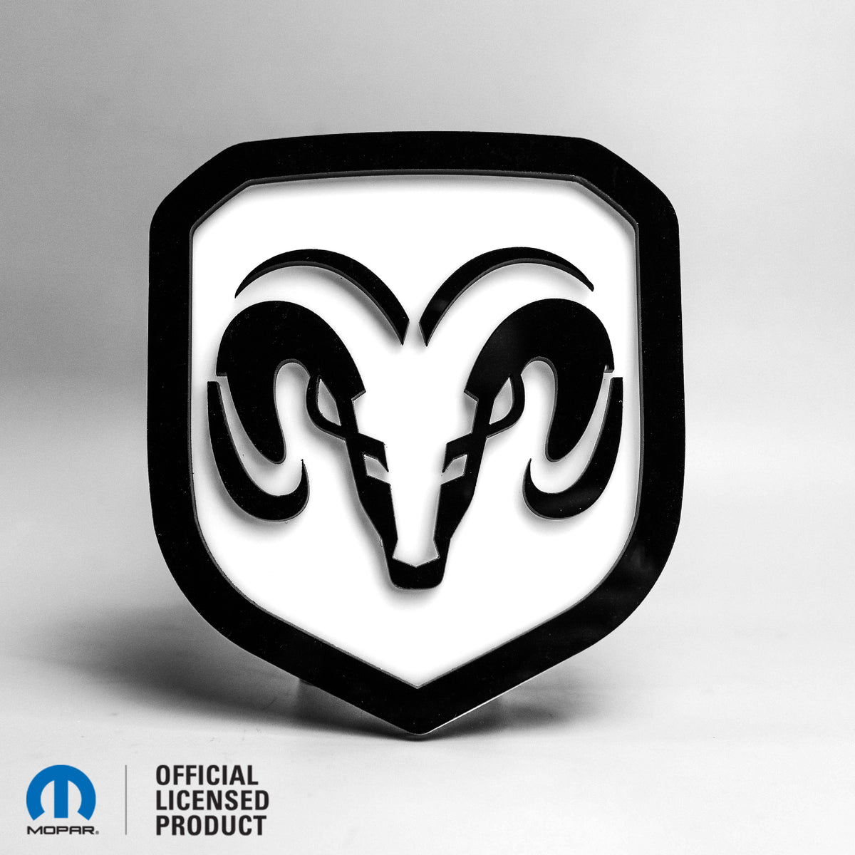 INSIGNIA DE PARRILLA CON LOGOTIPO DE CABEZA RAM® ESTILO 1 - COMPATIBLE CON PARRILLA DODGE® RAM® 2013-2018 - 1500, 2500, 3500 - BRILLO SOBRE BLANCO - Producto con licencia oficial