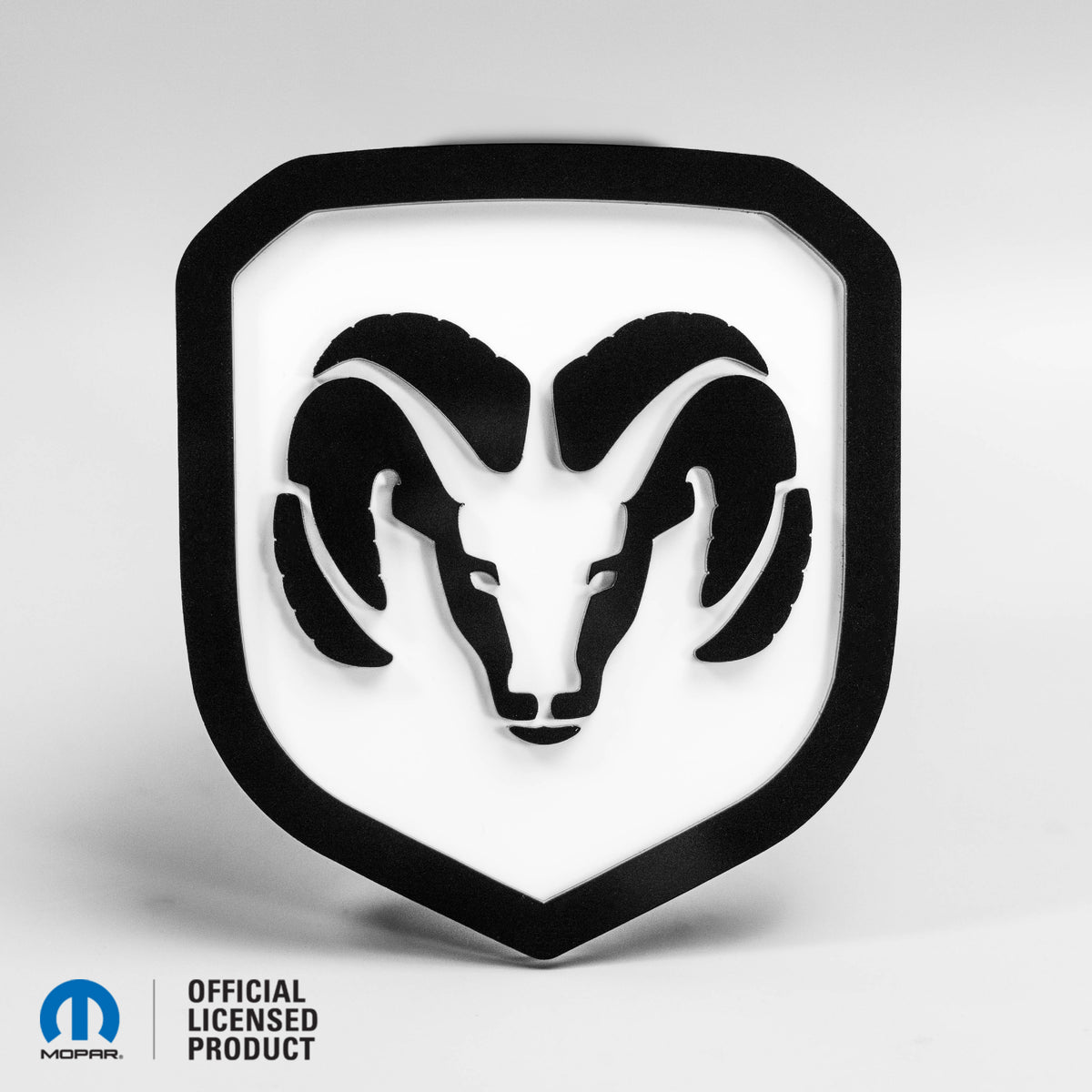INSIGNIA DE PARRILLA CON LOGOTIPO DE CABEZA RAM® ESTILO 2 - COMPATIBLE CON PARRILLA DODGE® RAM® 2013-2018 - 1500, 2500, 3500 - Brillo sobre blanco - Producto con licencia oficial