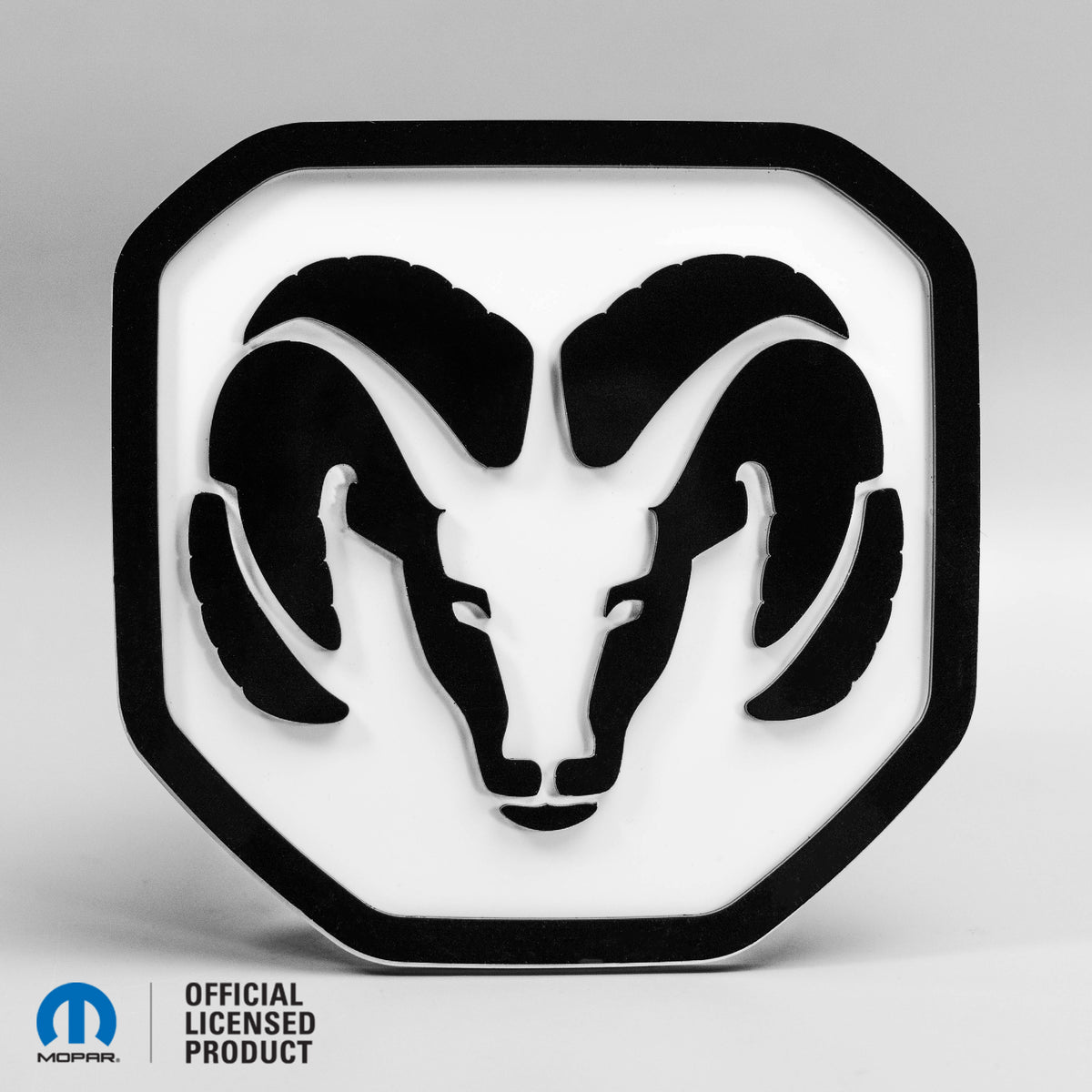 Insignia para portón trasero con logotipo de cabeza de RAM®, estilo 2: compatible con portón trasero RAM® 2019+, 1500, 2500, 3500, brillo sobre blanco, producto con licencia oficial