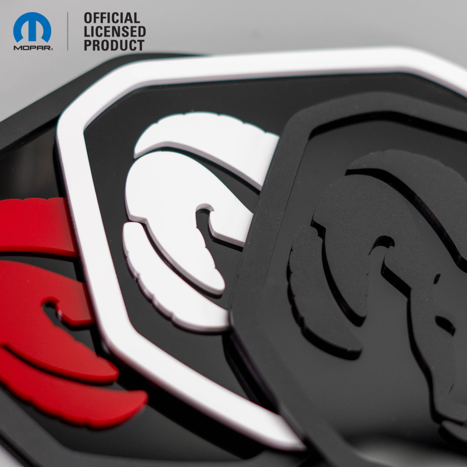 Insignia para portón trasero con el logotipo de la cabeza de RAM®: compatible con portones traseros RAM® 2019+ -1500, 2500, 3500 - Producto con licencia oficial - Elija su color