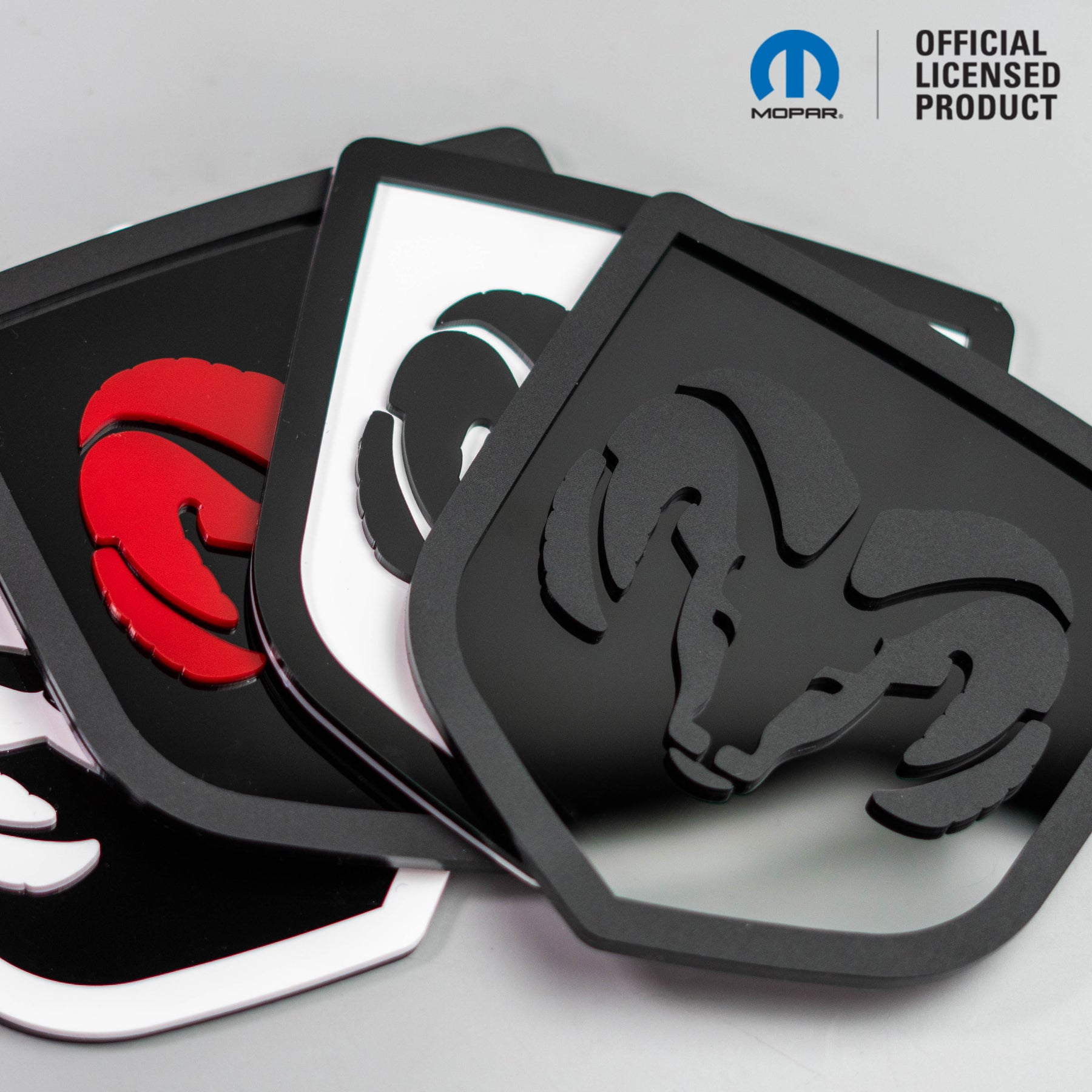 INSIGNIA PARA PORTON TRASERO CON LOGO DE CABEZA RAM® ESTILO 2 - SE ADAPTA A LOS MODELOS DODGE® RAM® TAILGATE 2009-2018 - 1500, 2500, 3500 - BRILLO SOBRE BLANCO - Producto con licencia oficial