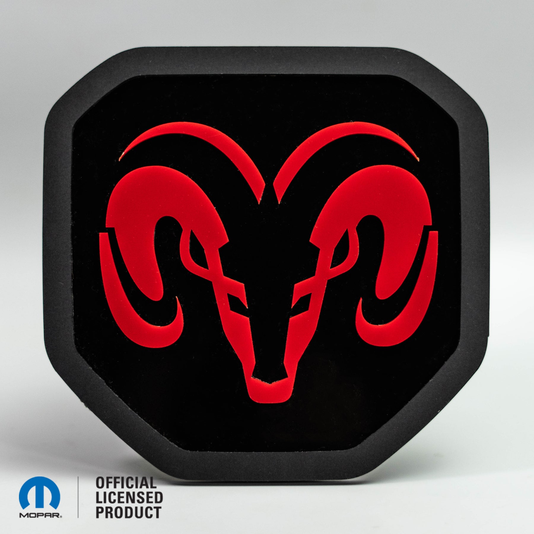 Insignia para portón trasero con el logotipo de la cabeza de RAM®: compatible con portones traseros RAM® 2019+ -1500, 2500, 3500 - Producto con licencia oficial - Elija su color