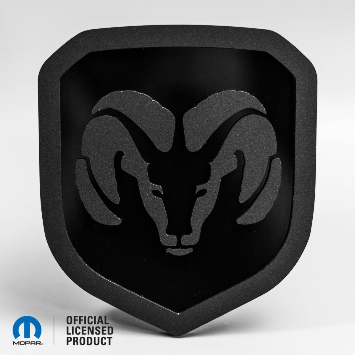 INSIGNIA DE PARRILLA CON LOGOTIPO DE CABEZA RAM® ESTILO 2 - COMPATIBLE CON PARRILLA DODGE® RAM® 2013-2018 - 1500, 2500, 3500 - Mate sobre brillo - Producto con licencia oficial