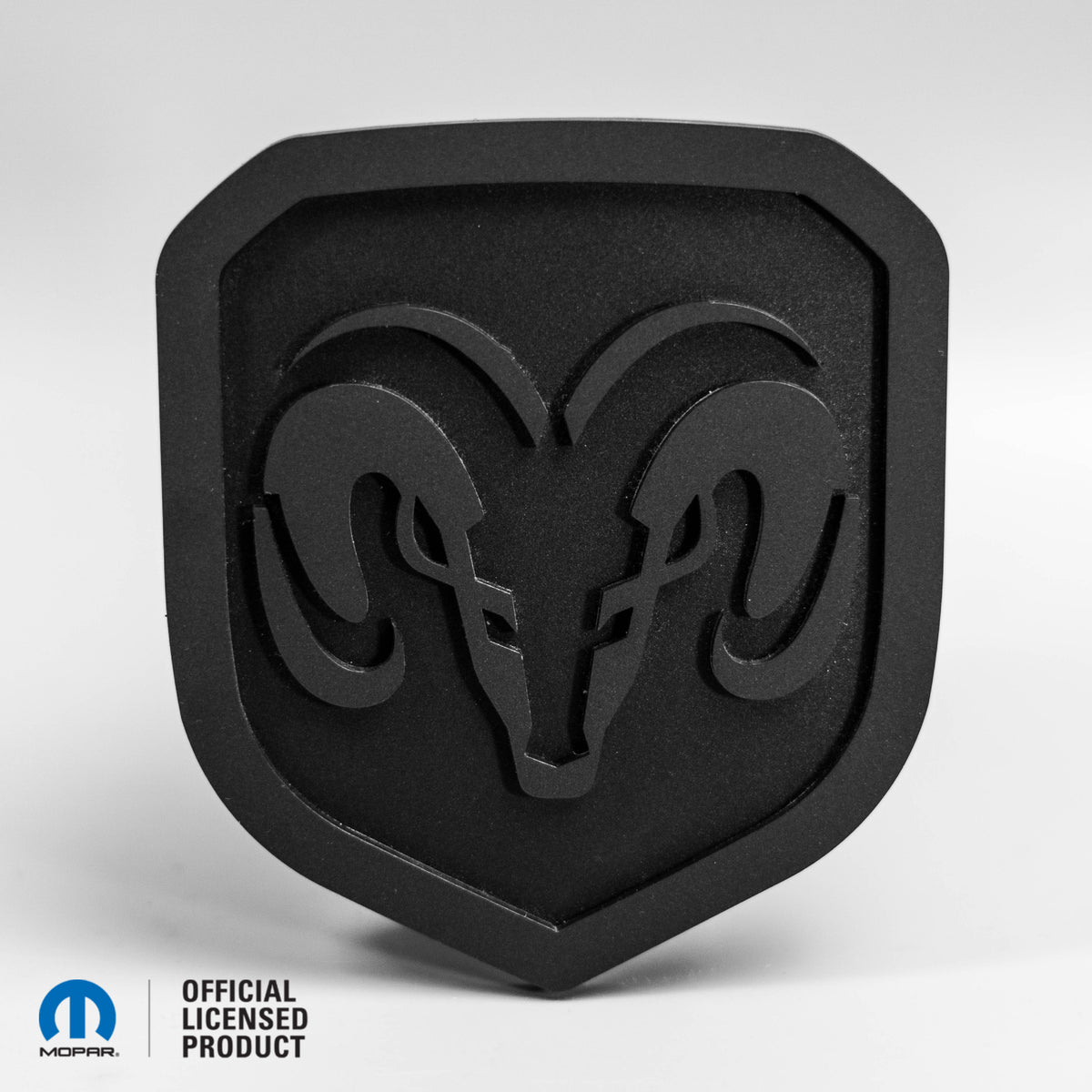 INSIGNIA DE PARRILLA CON LOGOTIPO DE CABEZA RAM® ESTILO 1 - COMPATIBLE CON PARRILLA DODGE® RAM® 2013-2018 - 1500, 2500, 3500 - MATE SOBRE MATE - Producto con licencia oficial