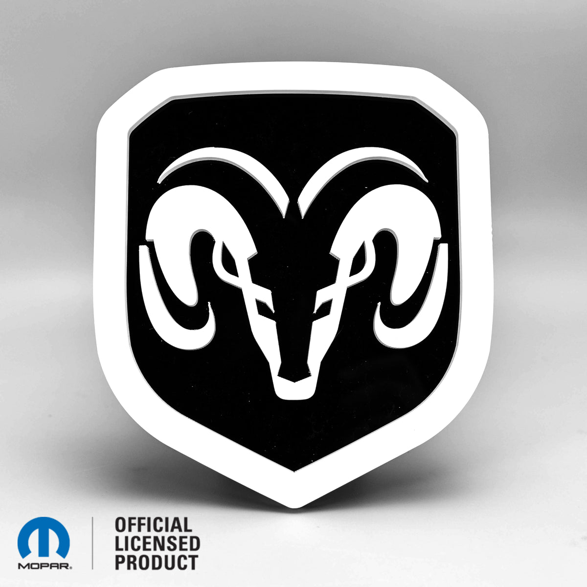INSIGNIA DE PARRILLA CON LOGOTIPO DE CABEZA RAM® ESTILO 1 - COMPATIBLE CON PARRILLA DODGE® RAM® 2013-2018 - 1500, 2500, 3500 - Blanco sobre brillo - Producto con licencia oficial