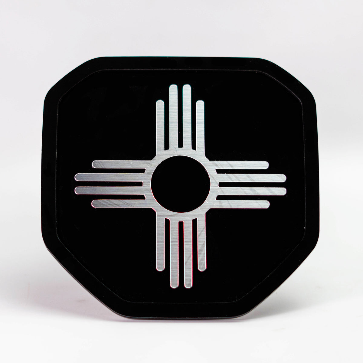 Insignia de la bandera de Nuevo México: compatible con Dodge® Ram® Tailgate 2019+ (5.ª generación) -1500, 2500, 3500 - Plata cepillada sobre negro
