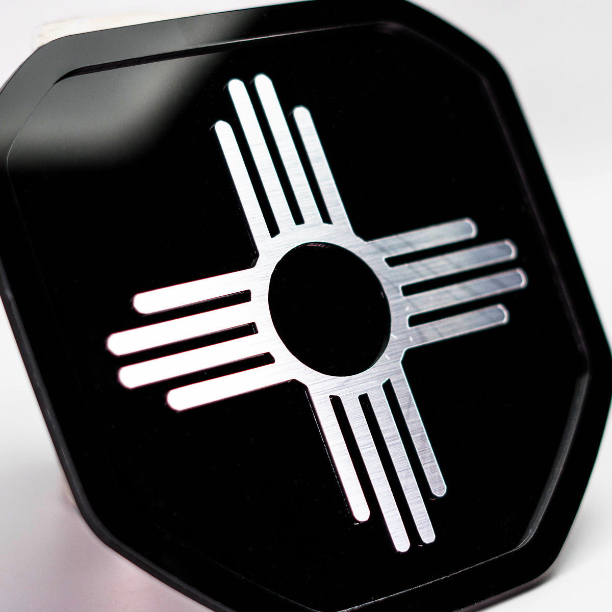 Insignia de la bandera de Nuevo México: compatible con Dodge® Ram® Tailgate 2019+ (5.ª generación) -1500, 2500, 3500 - Plata cepillada sobre negro