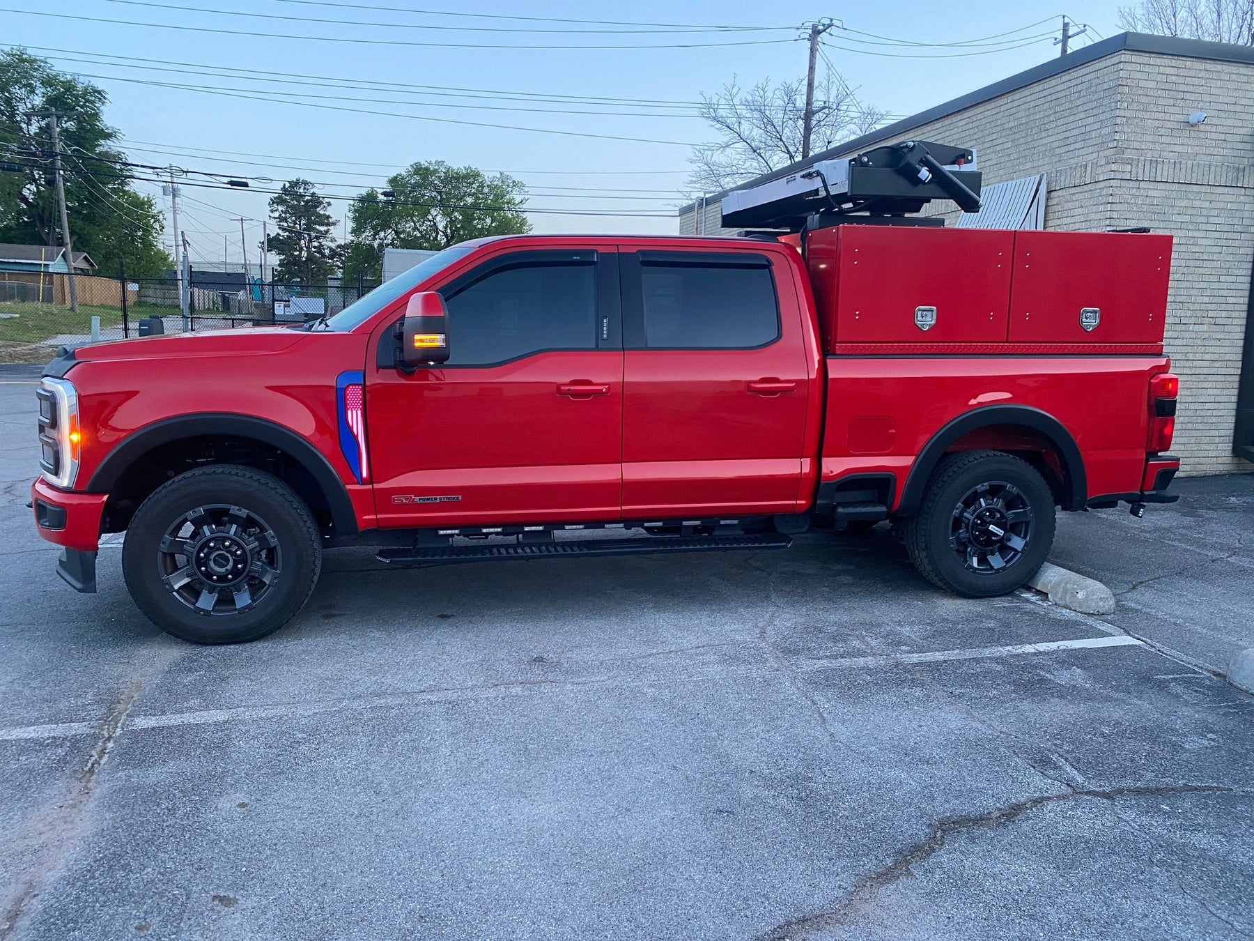 Juego de insignias LED con bandera estadounidense para guardabarros: se adapta a modelos Ford® F250®, F350® y F450® Super Duty 2023+: rojo, blanco y azul