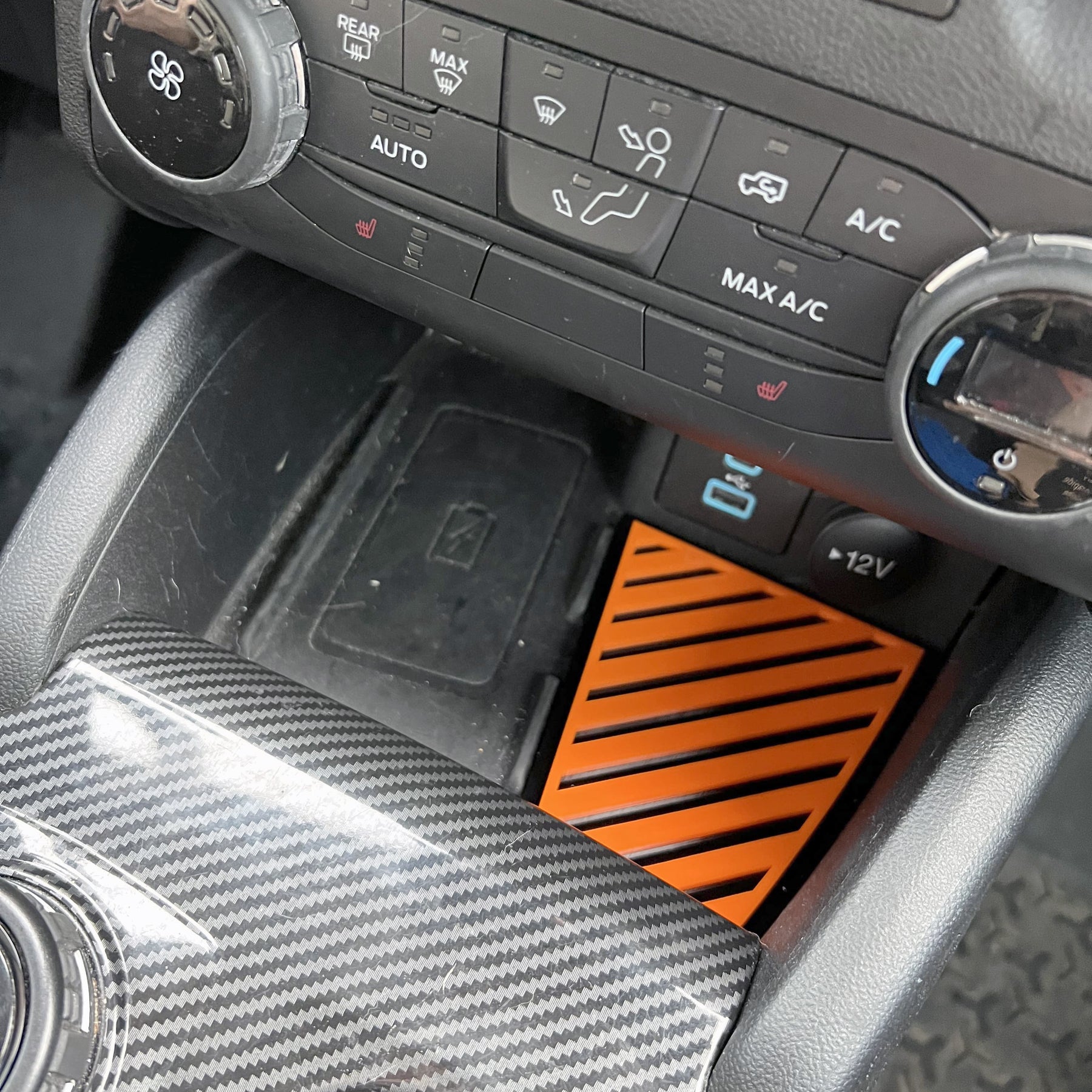 Inserto de insignia para el bolsillo de almacenamiento de la consola inferior: patrón de líneas; compatible con Bronco® Sport 2021+; varios colores disponibles