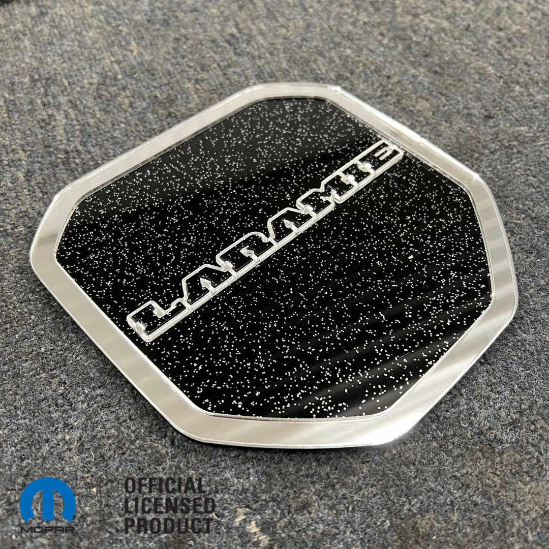 INSIGNIA PARA PORTON TRASERO CON LOGO DE CABEZA RAM® ESTILO 1 - SE ADAPTA A LOS MODELOS DODGE® RAM® TAILGATE 2009-2018 - 1500, 2500, 3500 - BLANCO SOBRE BRILLO - Producto con licencia oficial