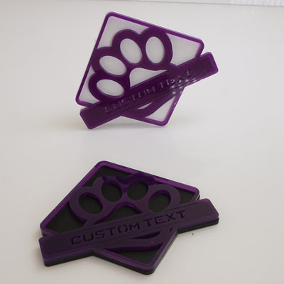 Par de insignias de guardabarros: bandera estadounidense con texto personalizado; se adapta a Bronco® Outer Banks® 2021+; negro mate sobre negro