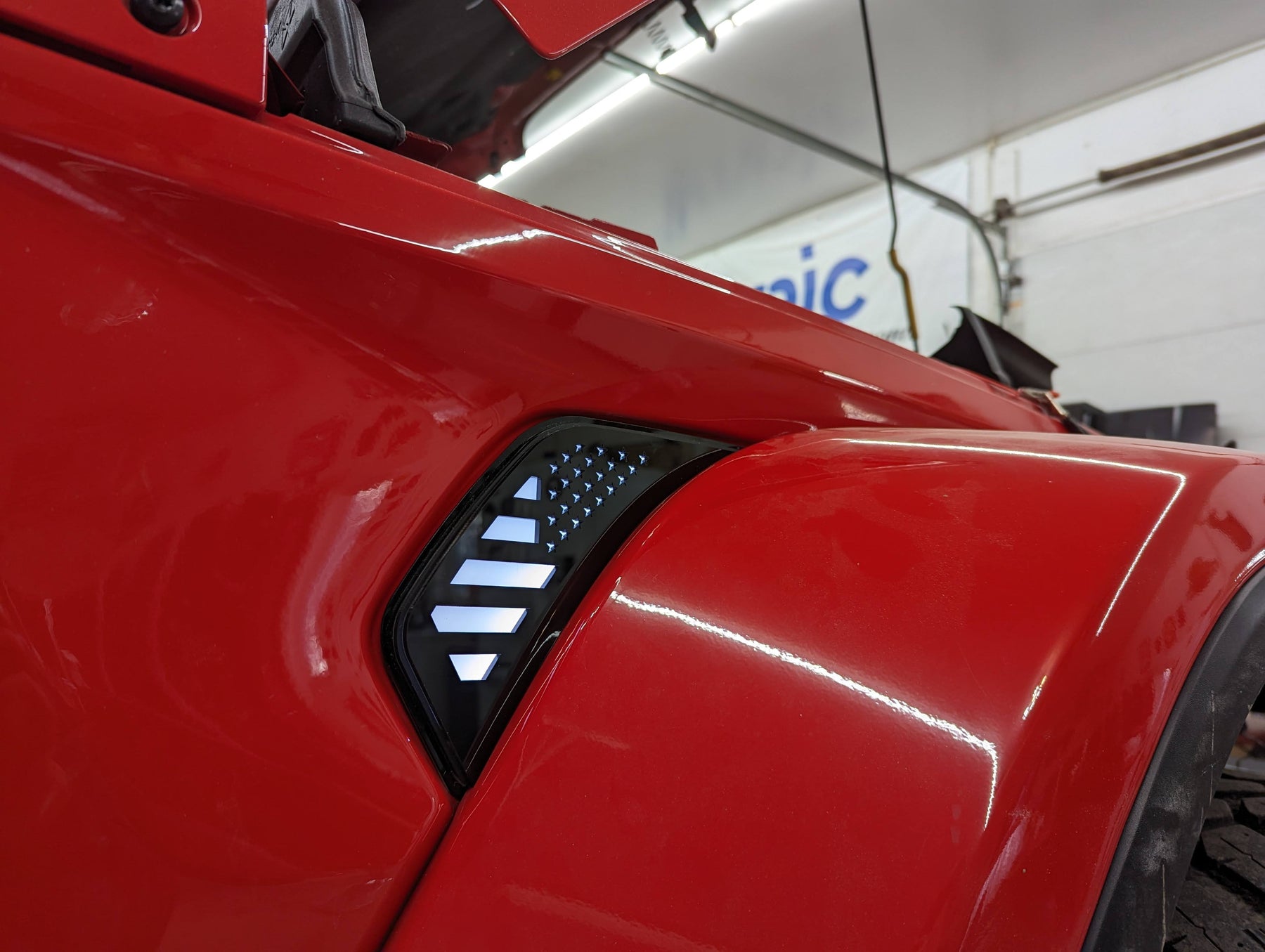 Ventilaciones laterales LED con bandera estadounidense (par) - Compatible con Jeep® Gladiator® y Wrangler® 2020-2023