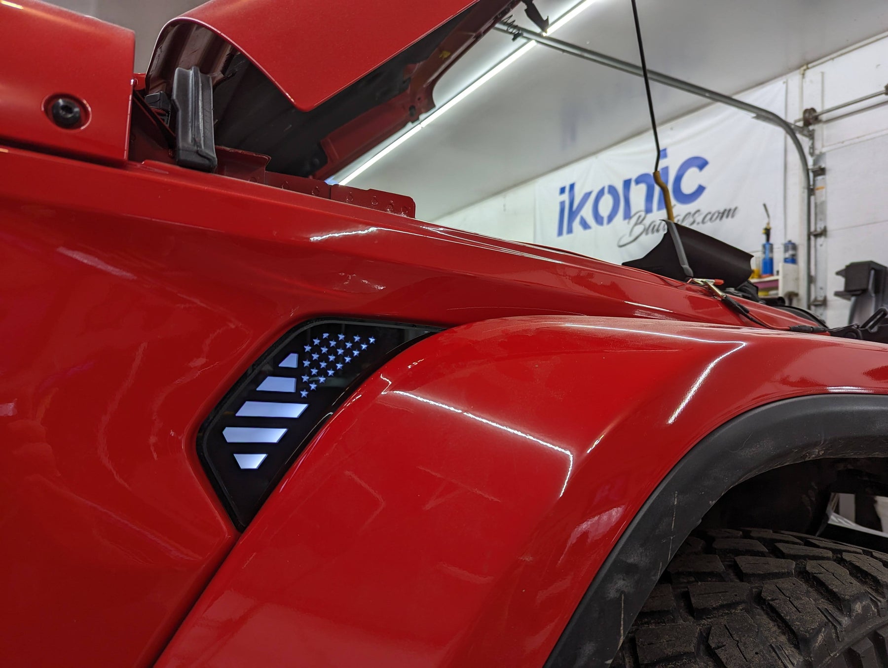 Ventilaciones laterales LED con bandera estadounidense (par) - Compatible con Jeep® Gladiator® y Wrangler® 2020-2023