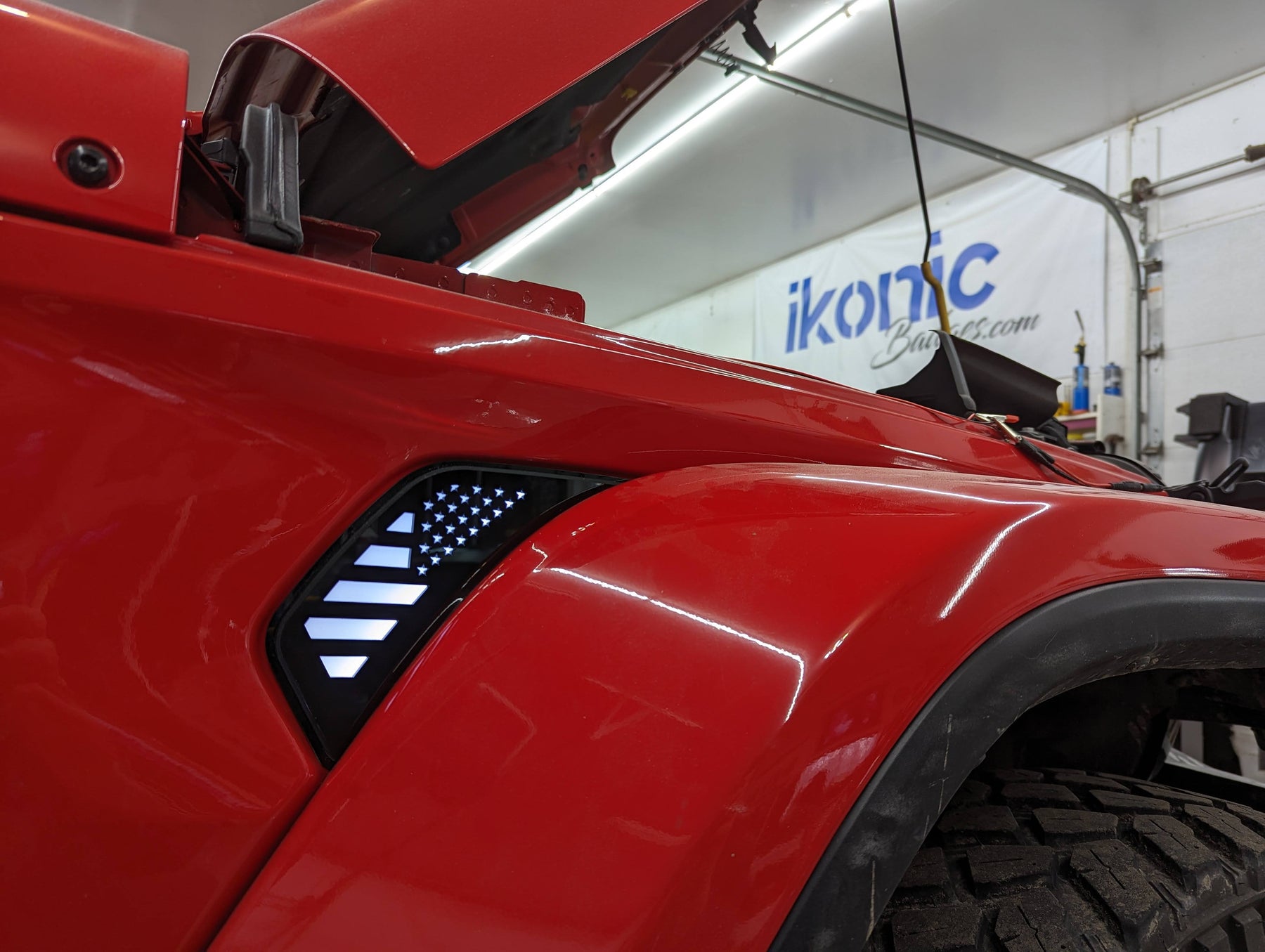 Ventilaciones laterales LED con bandera estadounidense (par) - Compatible con Jeep® Gladiator® y Wrangler® 2020-2023