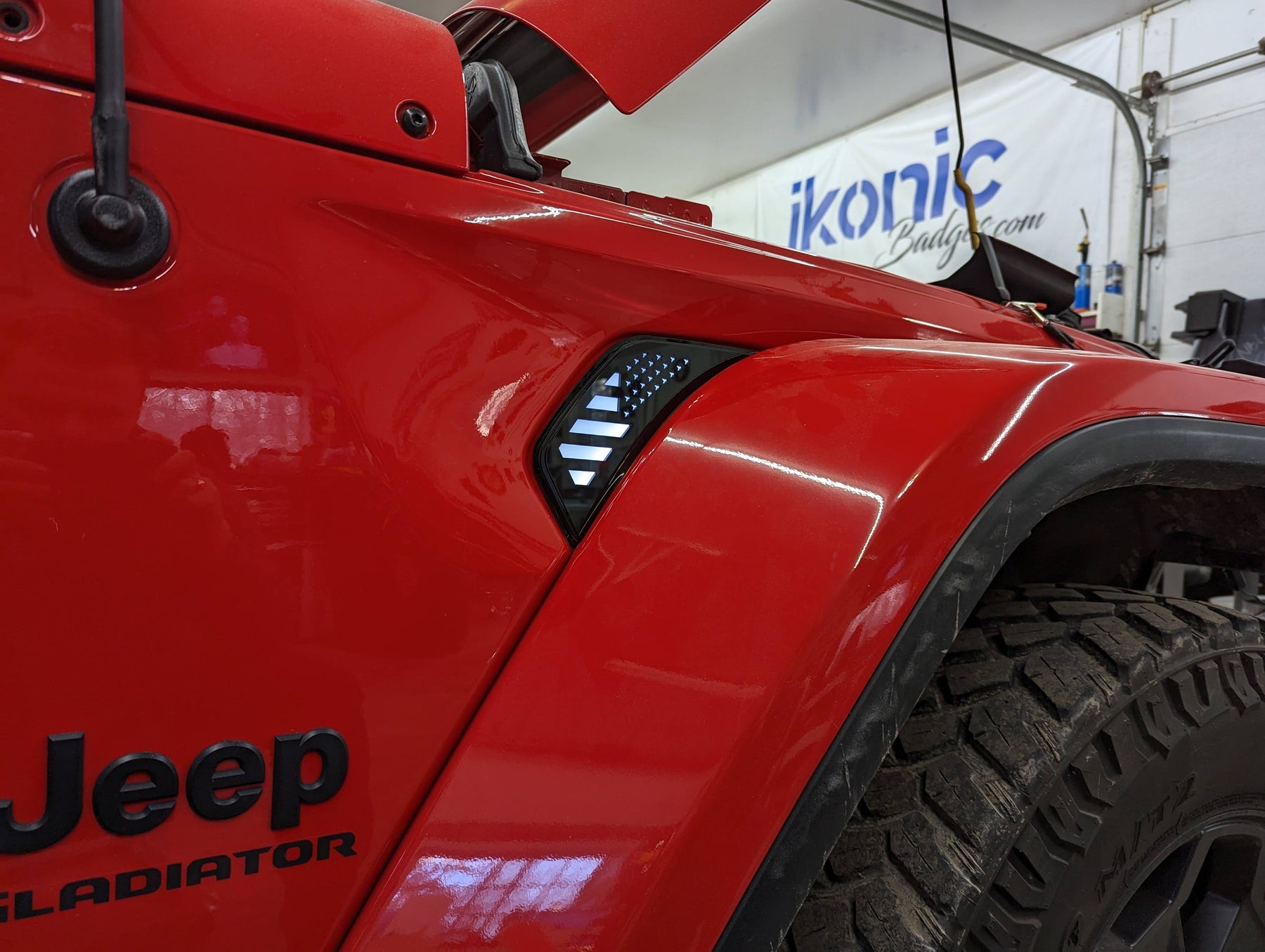 Ventilaciones laterales LED con bandera estadounidense (par) - Compatible con Jeep® Gladiator® y Wrangler® 2020-2023