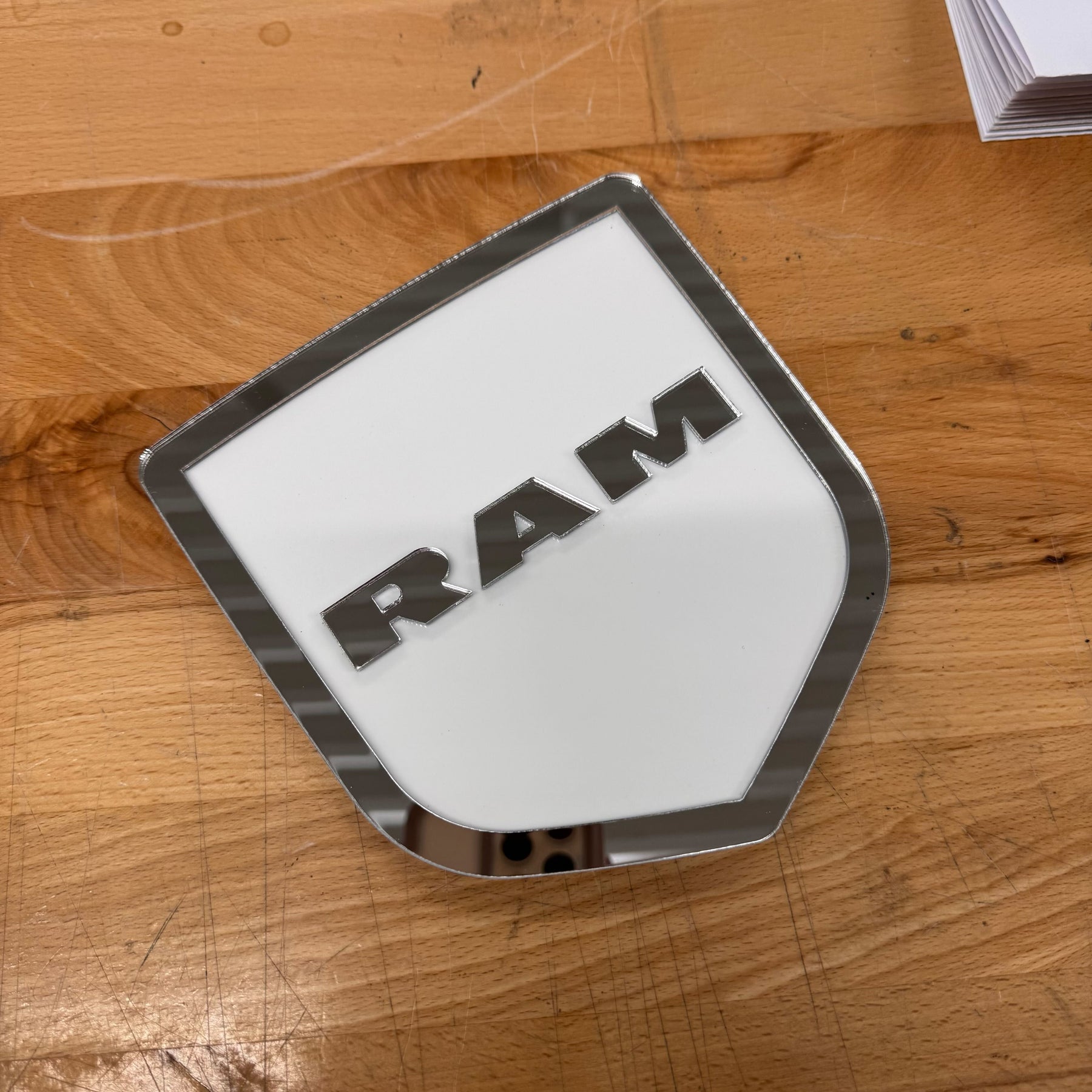 INSIGNIA PARA PORTON TRASERO CON LOGO DE CABEZA RAM® ESTILO 1 - SE ADAPTA A LOS MODELOS DODGE® RAM® TAILGATE 2009-2018 - 1500, 2500, 3500 - BLANCO SOBRE BRILLO - Producto con licencia oficial