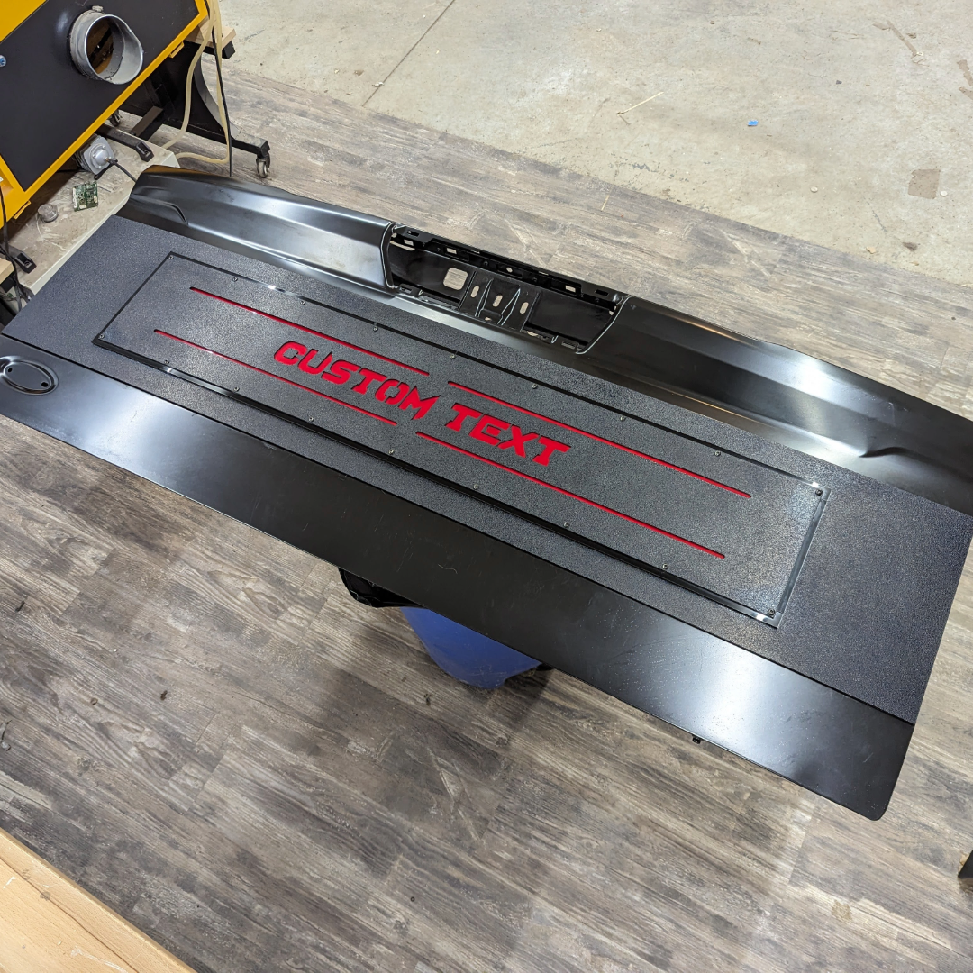 Aplique LED con texto personalizado para puerta trasera: compatible con modelos Ford® F250®, F350® y F450® 2023+