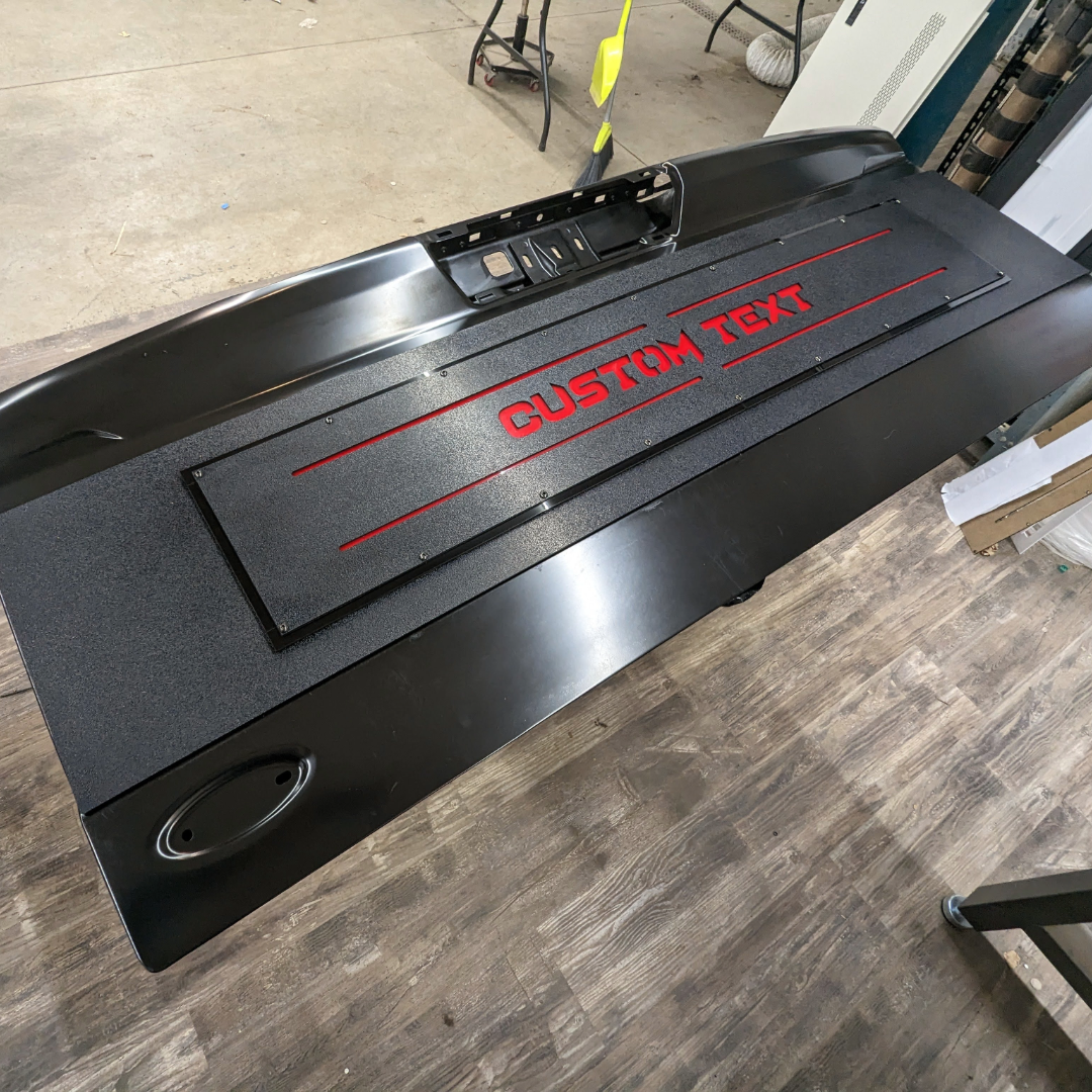 Aplique LED con texto personalizado para puerta trasera: compatible con modelos Ford® F250®, F350® y F450® 2023+