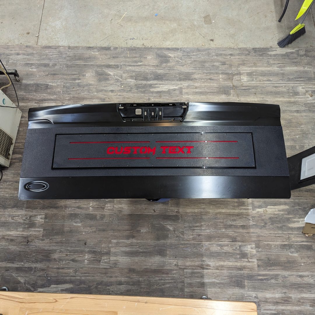 Aplique LED con texto personalizado para puerta trasera: compatible con modelos Ford® F250®, F350® y F450® 2023+