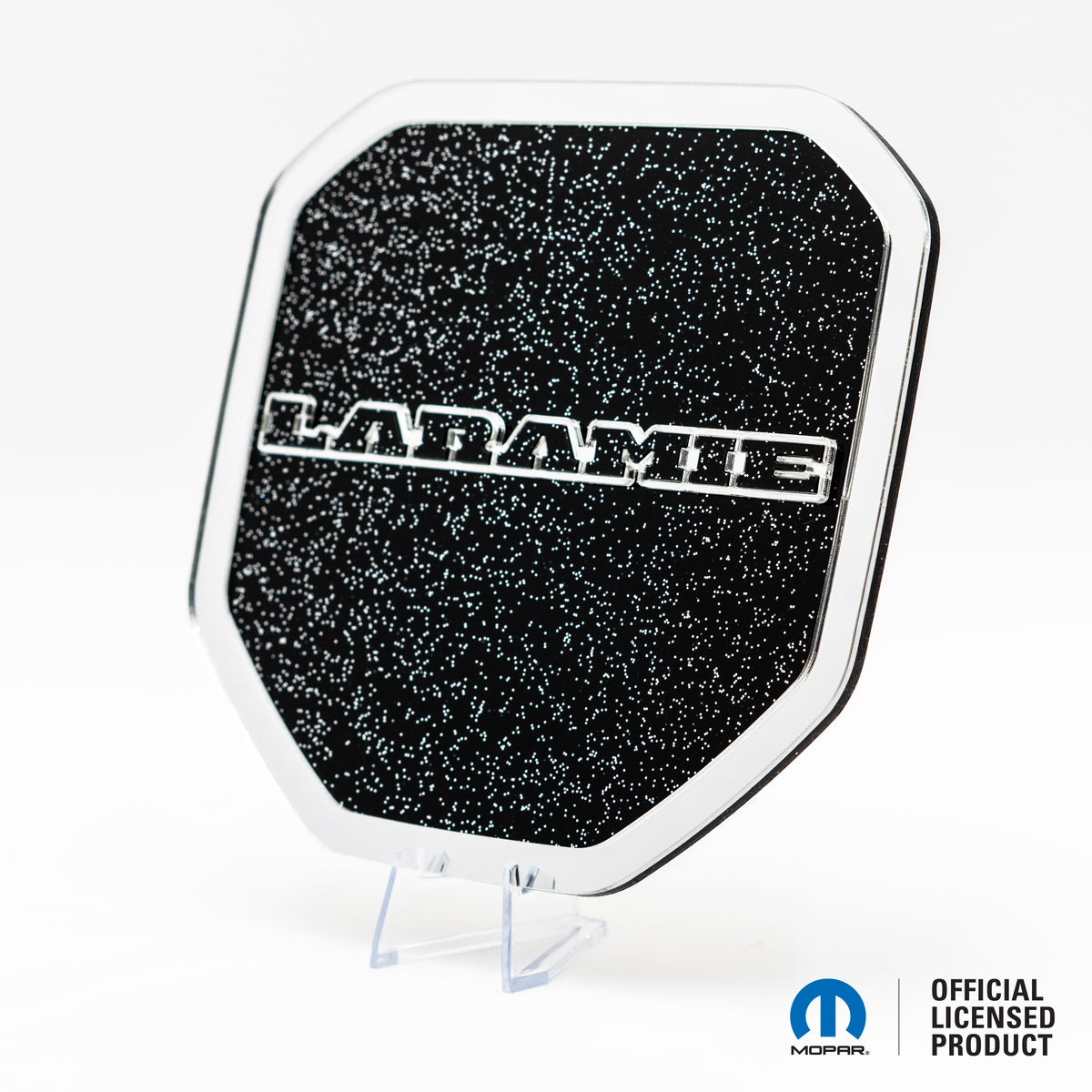 INSIGNIA PARA PORTON TRASERO CON LOGO DE CABEZA RAM® ESTILO 1 - SE ADAPTA A LOS MODELOS DODGE® RAM® TAILGATE 2009-2018 - 1500, 2500, 3500 - BLANCO SOBRE BRILLO - Producto con licencia oficial