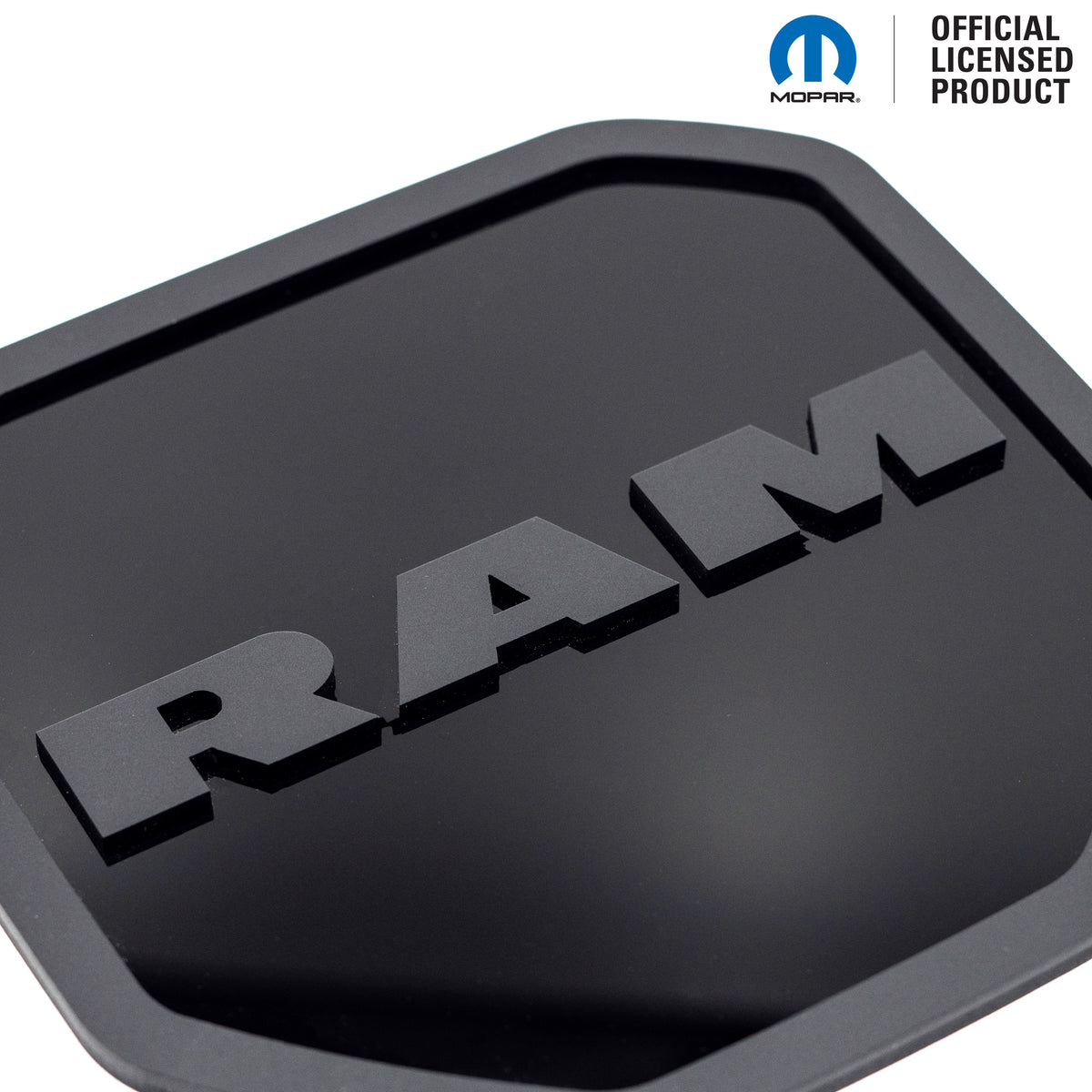 INSIGNIA PARA PORTON TRASERO CON LOGO DE CABEZA RAM® ESTILO 1 - SE ADAPTA A LOS MODELOS DODGE® RAM® TAILGATE 2009-2018 - 1500, 2500, 3500 - BLANCO SOBRE BRILLO - Producto con licencia oficial