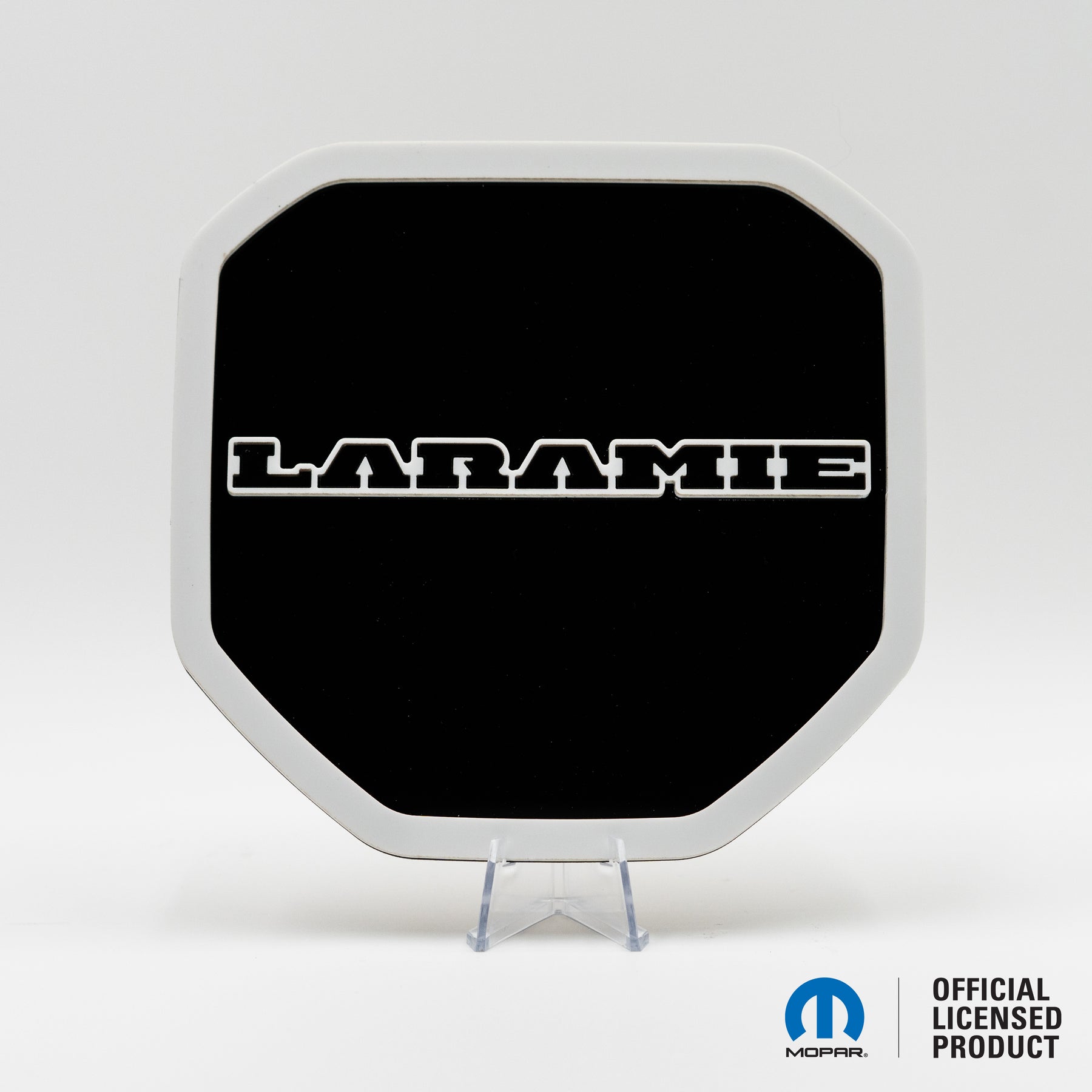 INSIGNIA PARA PORTON TRASERO CON LOGO DE CABEZA RAM® ESTILO 1 - SE ADAPTA A LOS MODELOS DODGE® RAM® TAILGATE 2009-2018 - 1500, 2500, 3500 - BLANCO SOBRE BRILLO - Producto con licencia oficial
