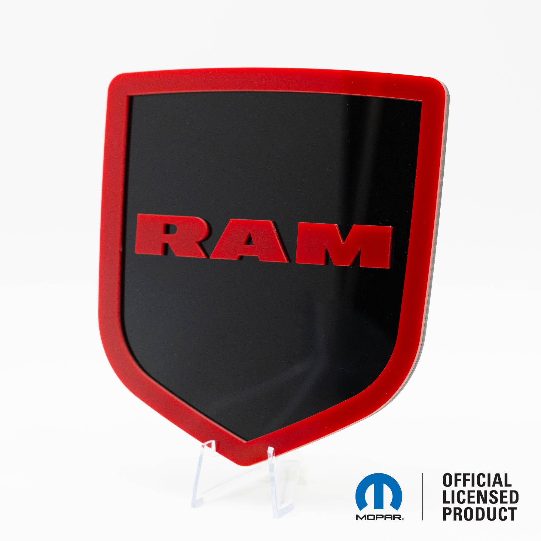 INSIGNIA PARA PORTON TRASERO CON LOGO DE CABEZA RAM® ESTILO 1 - SE ADAPTA A LOS MODELOS DODGE® RAM® TAILGATE 2009-2018 - 1500, 2500, 3500 - BLANCO SOBRE BRILLO - Producto con licencia oficial