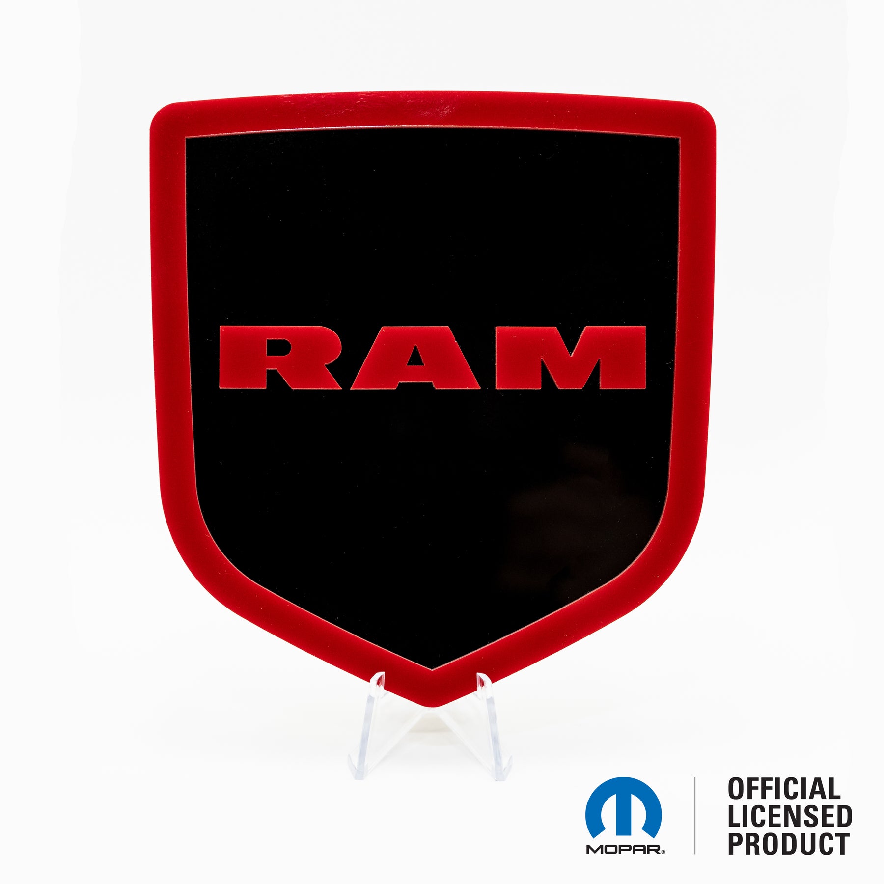 INSIGNIA PARA PORTON TRASERO CON LOGO DE CABEZA RAM® ESTILO 1 - SE ADAPTA A LOS MODELOS DODGE® RAM® TAILGATE 2009-2018 - 1500, 2500, 3500 - BLANCO SOBRE BRILLO - Producto con licencia oficial