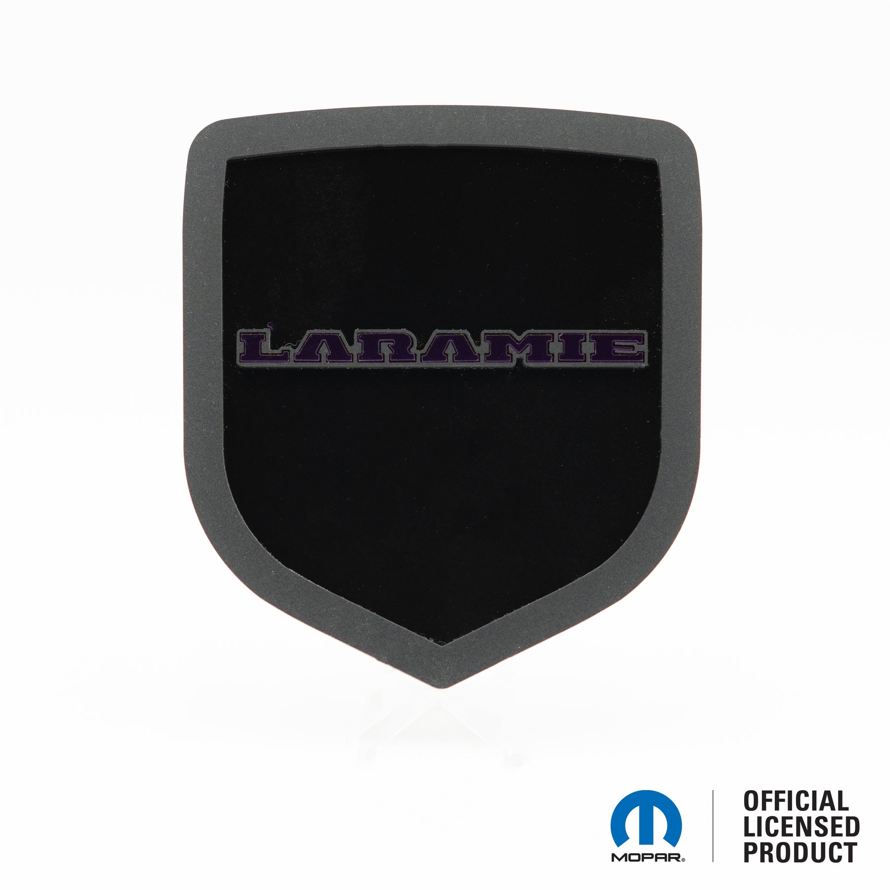 INSIGNIA PARA PORTON TRASERO CON LOGO DE CABEZA RAM® ESTILO 1 - SE ADAPTA A LOS MODELOS DODGE® RAM® TAILGATE 2009-2018 - 1500, 2500, 3500 - BLANCO SOBRE BRILLO - Producto con licencia oficial