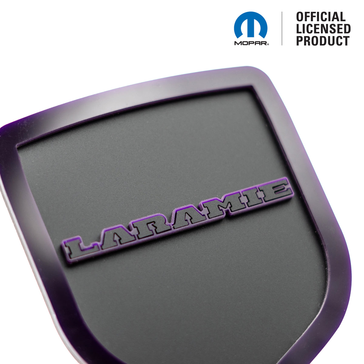 INSIGNIA PARA PORTON TRASERO CON LOGO DE CABEZA RAM® ESTILO 1 - SE ADAPTA A LOS MODELOS DODGE® RAM® TAILGATE 2009-2018 - 1500, 2500, 3500 - BLANCO SOBRE BRILLO - Producto con licencia oficial