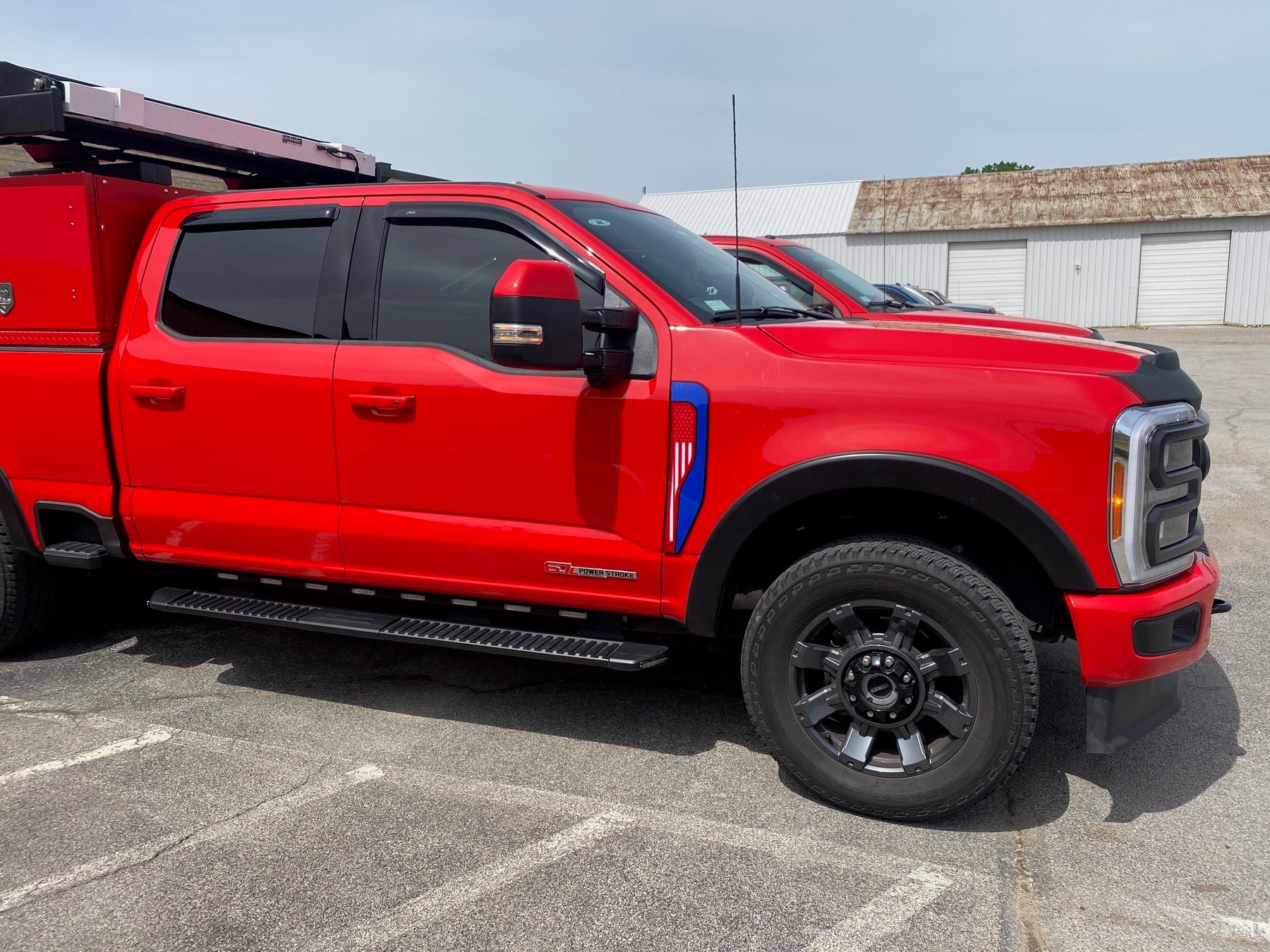 Juego de insignias LED con bandera estadounidense para guardabarros: se adapta a modelos Ford® F250®, F350® y F450® Super Duty 2023+: rojo, blanco y azul