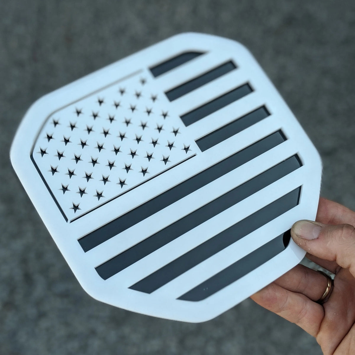 Insignia de la bandera estadounidense: se adapta a modelos Dodge® Ram® 2019+ (quinta generación) con portón trasero - 1500, 2500, 3500 - Blanco sobre negro