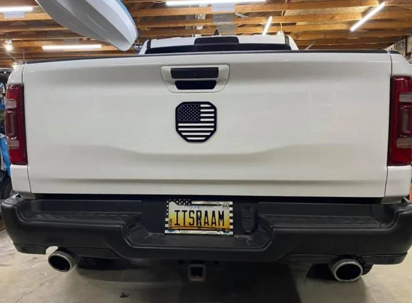 Insignia de la bandera estadounidense: compatible con Dodge® Ram® Tailgate 2019+ (5.ª generación) -1500, 2500, 3500 - Negro sobre blanco