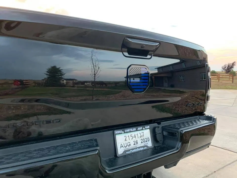 Insignia de la bandera estadounidense: compatible con Dodge® Ram® Tailgate 2019+ (5.ª generación) -1500, 2500, 3500 - Negro sobre azul