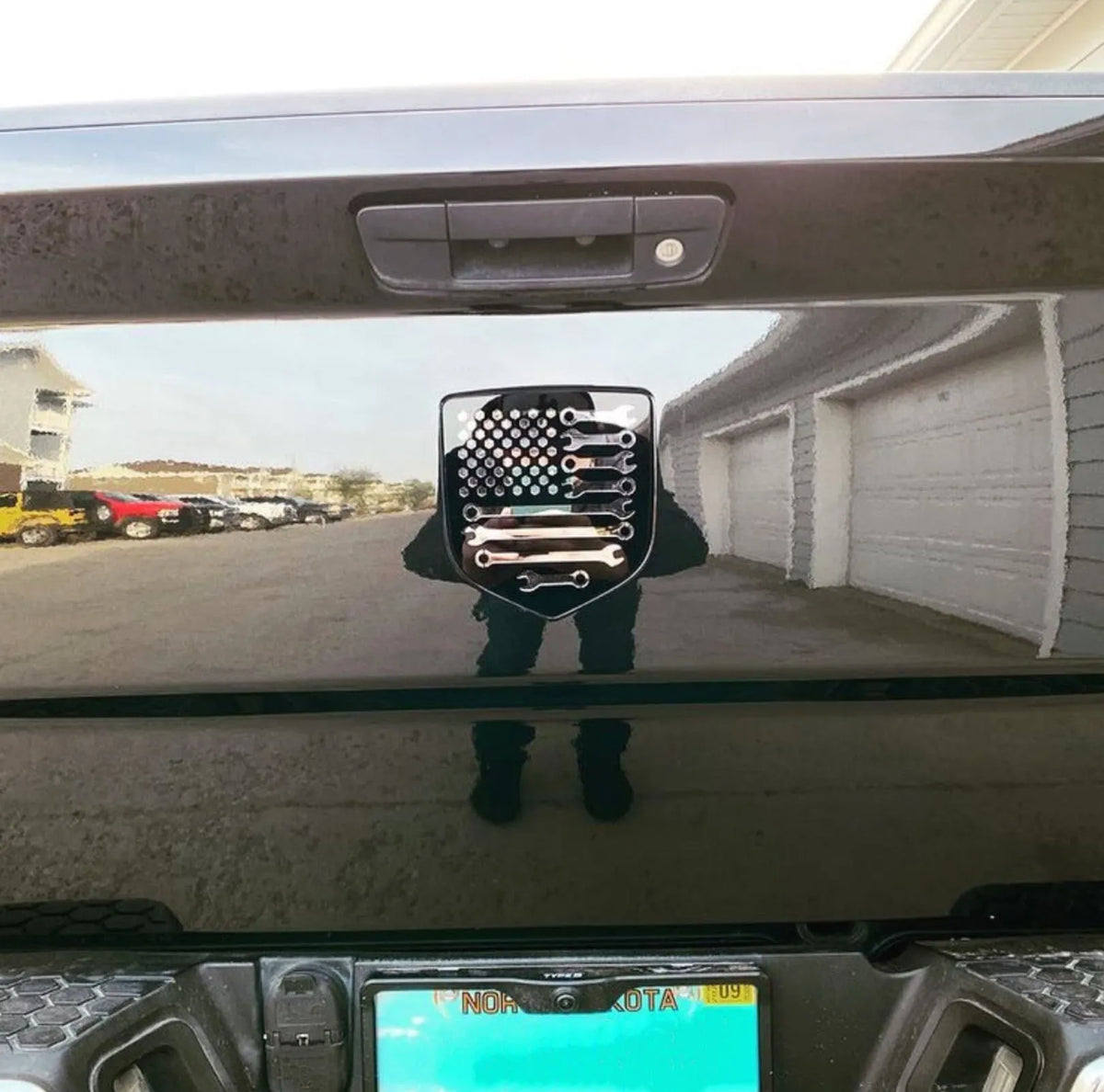 Insignia de la bandera estadounidense para mecánicos: se adapta a la puerta trasera Dodge® Ram® 2009-2018 -1500, 2500, 3500 - Negro en el espejo