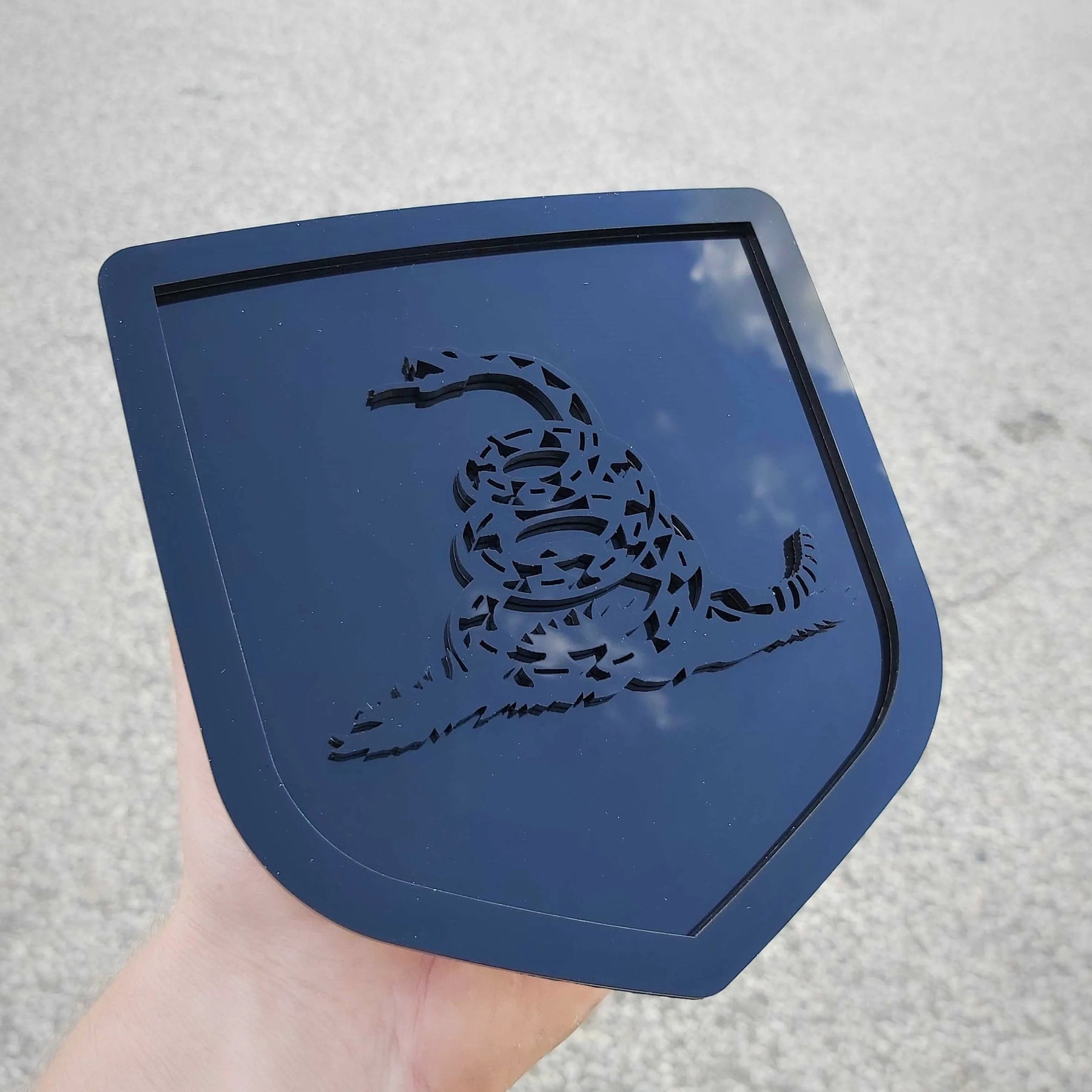 Insignia de serpiente "No me pises" - Compatible con portón trasero Dodge® Ram® 2009-2018 - 1500, 2500, 3500 - Negro sobre negro