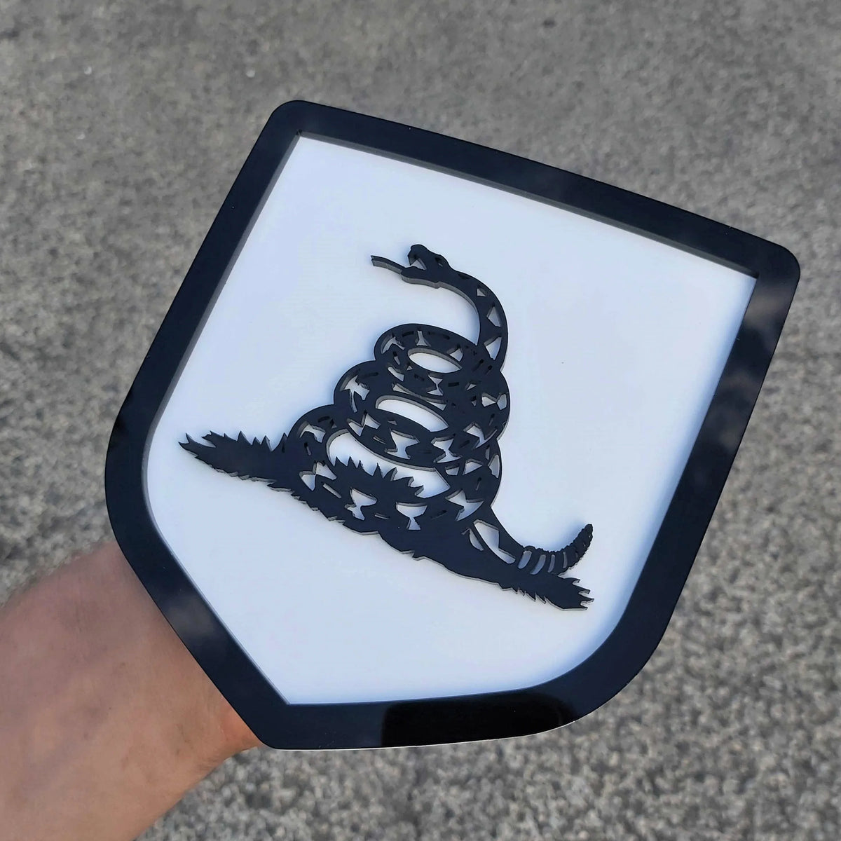 Insignia de serpiente "No me pises" - Compatible con portón trasero Dodge® Ram® 2009-2018 - 1500, 2500, 3500 - Negro sobre blanco