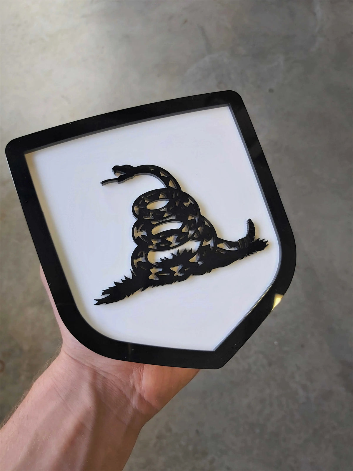 Insignia de serpiente "No me pises" - Compatible con portón trasero Dodge® Ram® 2009-2018 - 1500, 2500, 3500 - Negro sobre blanco