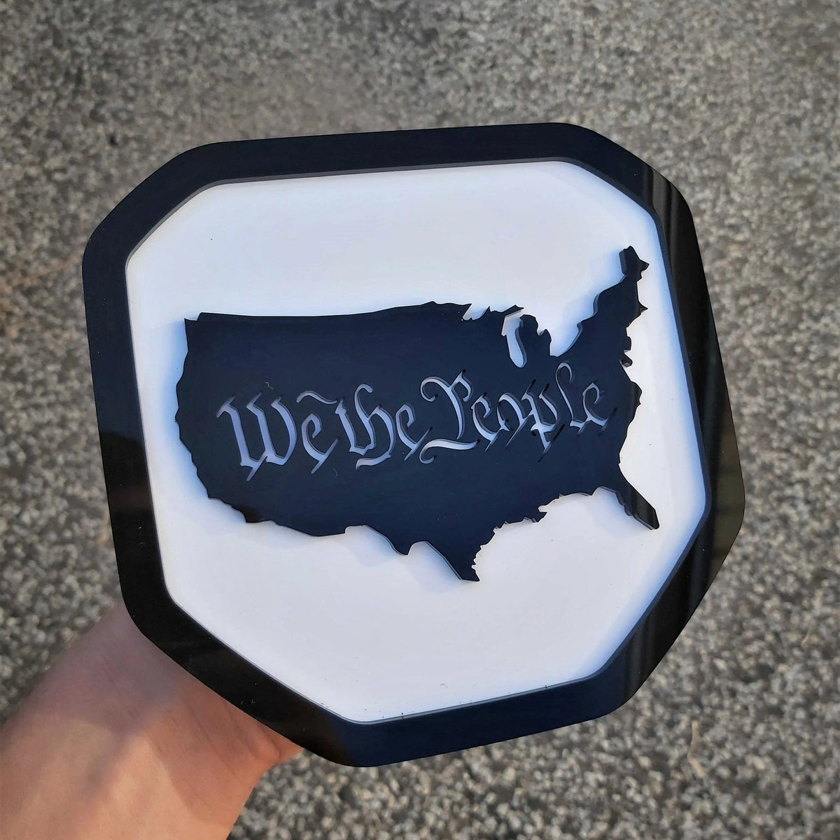 Insignia We The People: compatible con Dodge® Ram® 2019+ (quinta generación): 1500, 2500, 3500 (negro sobre blanco)