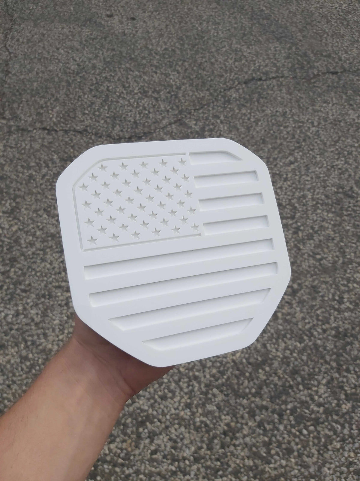 Insignia de la bandera estadounidense: se adapta a modelos Dodge® Ram® 2019+ (quinta generación) con portón trasero - 1500, 2500, 3500 - Blanco sobre blanco