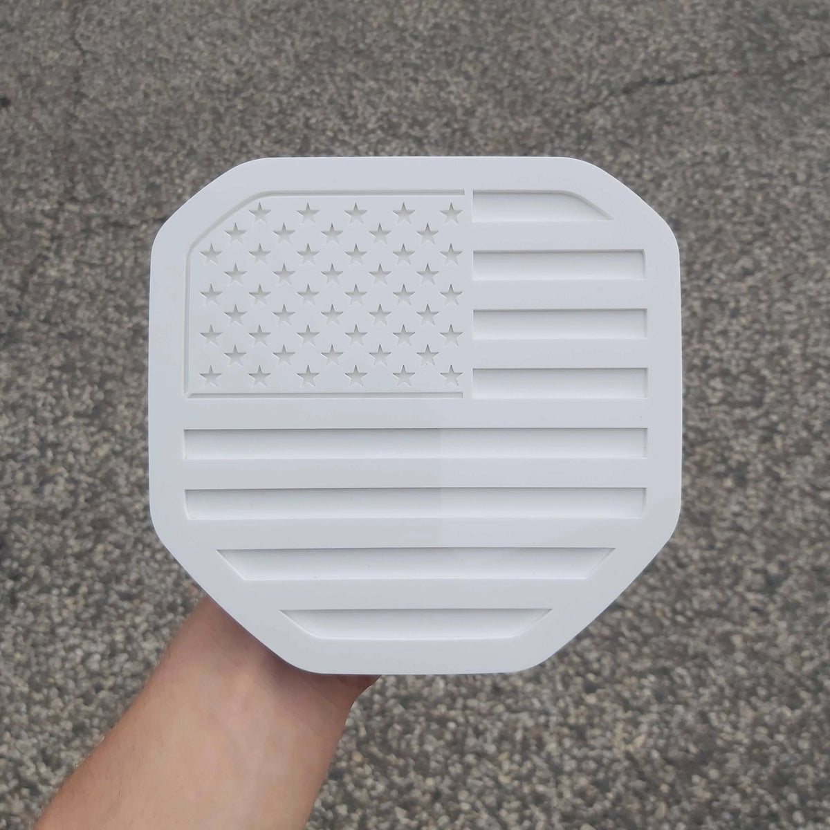 Insignia de la bandera estadounidense: se adapta a modelos Dodge® Ram® 2019+ (quinta generación) con portón trasero - 1500, 2500, 3500 - Blanco sobre blanco