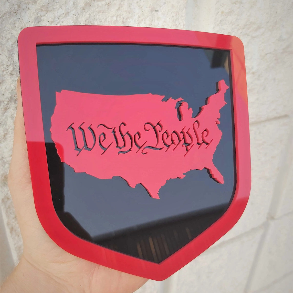 Insignia We The People: compatible con modelos Dodge® Ram® 2009-2018, portón trasero, 1500, 2500, 3500, rojo sobre negro