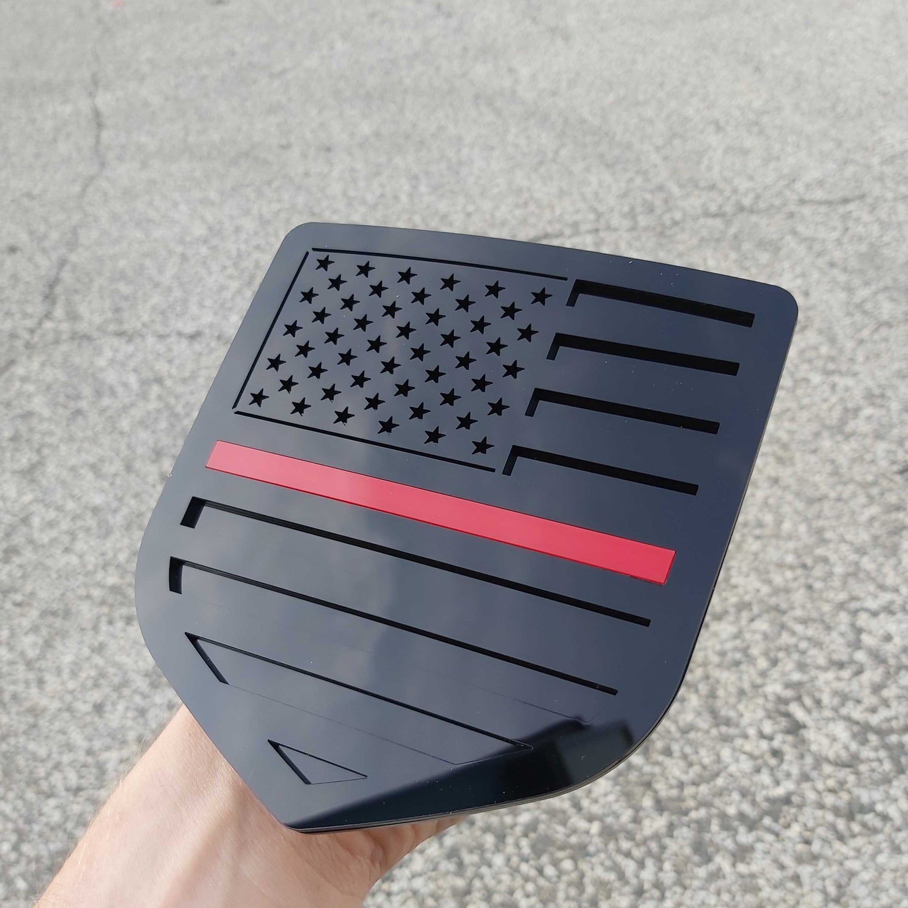 Insignia de la bandera estadounidense: se adapta a modelos Dodge® Ram® 2009-2018, portón trasero, 1500, 2500, 3500, negro sobre negro con una línea roja delgada